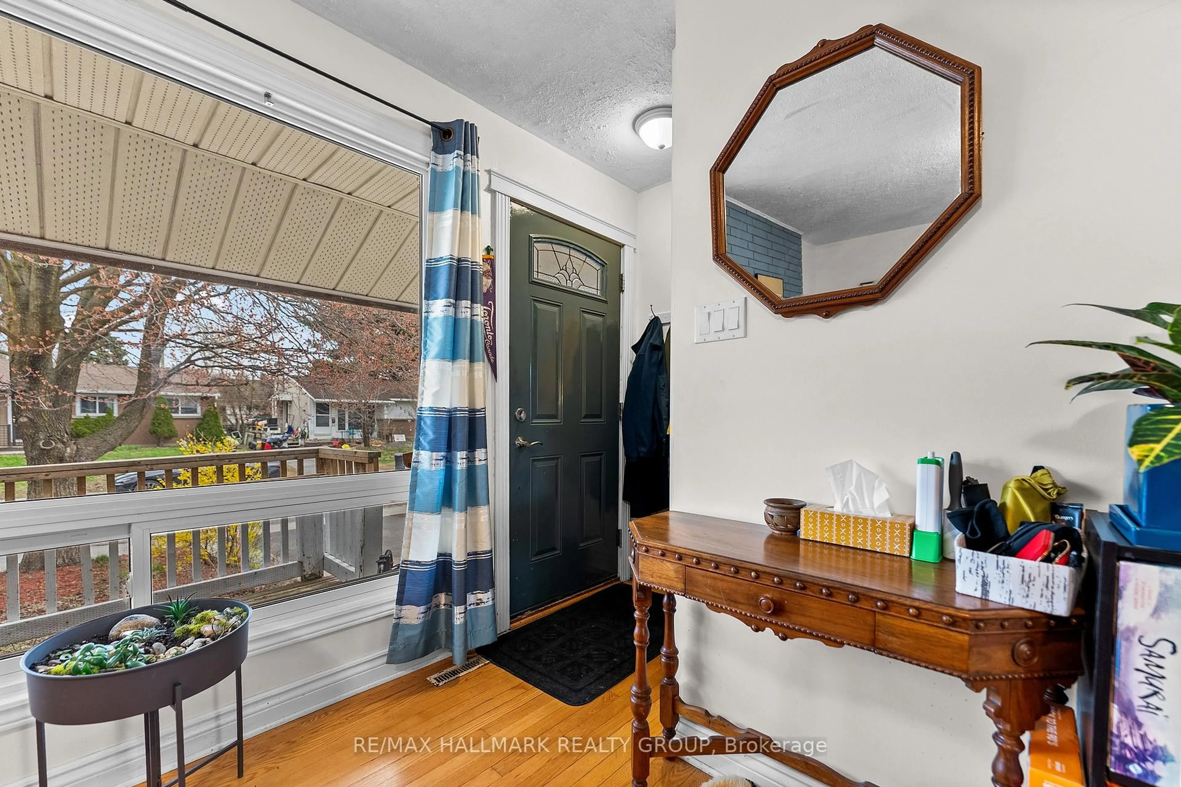Indoor entryway for 1318 Avenue Q, Ottawa Ontario K1G 0B6