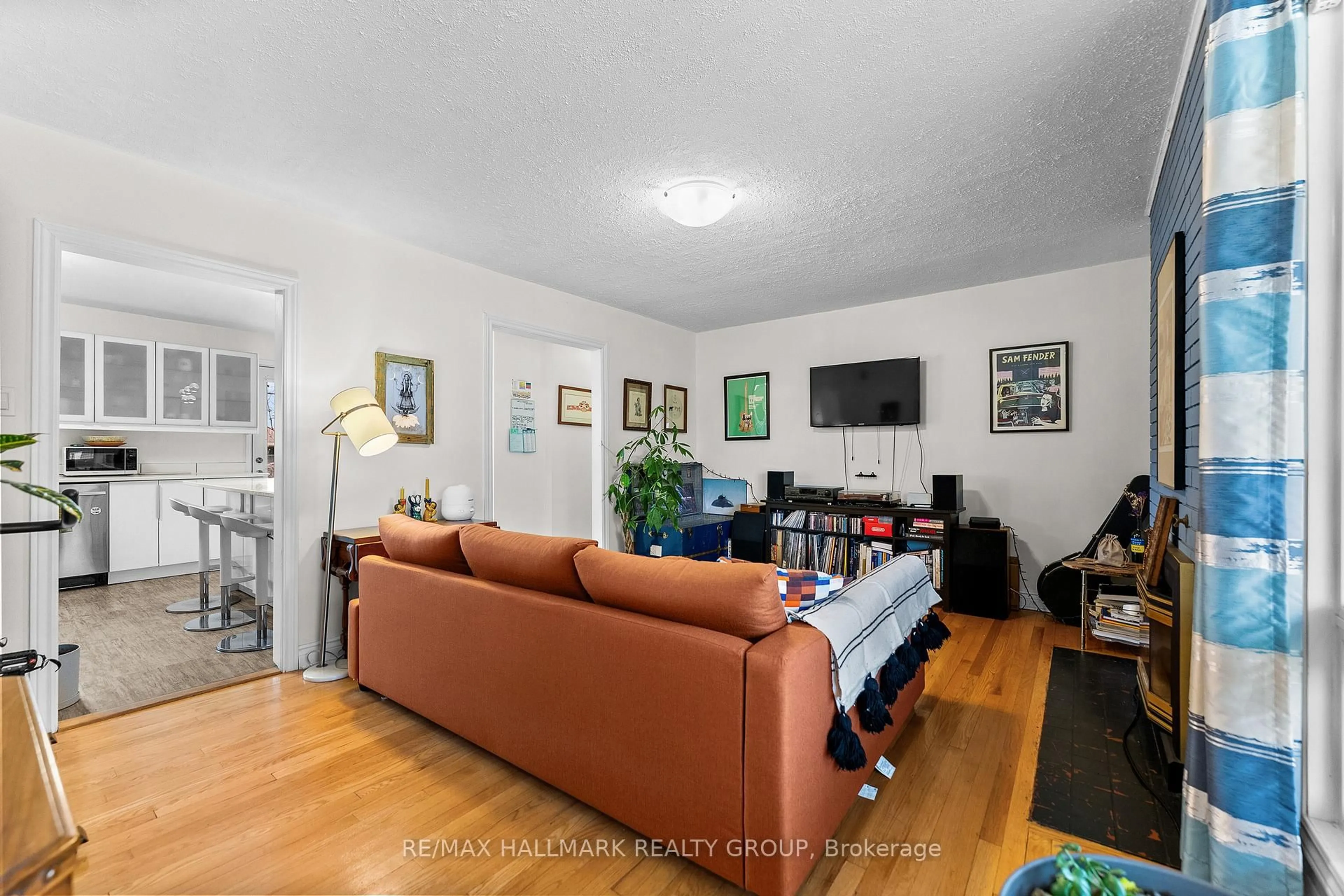 Living room with furniture, unknown for 1318 Avenue Q, Ottawa Ontario K1G 0B6