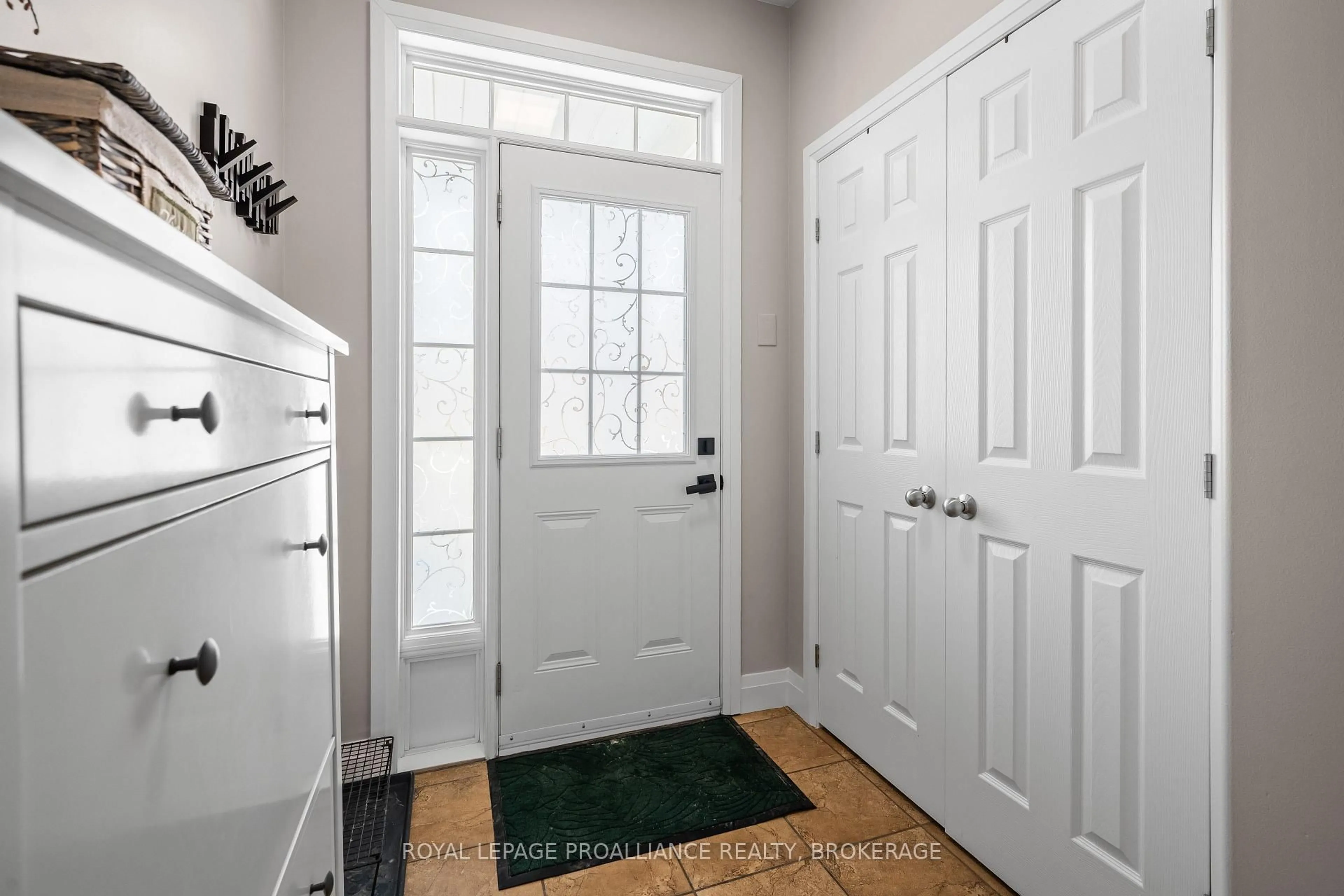 Indoor entryway for 831 Newmarket Lane, Kingston Ontario K7K 0C8