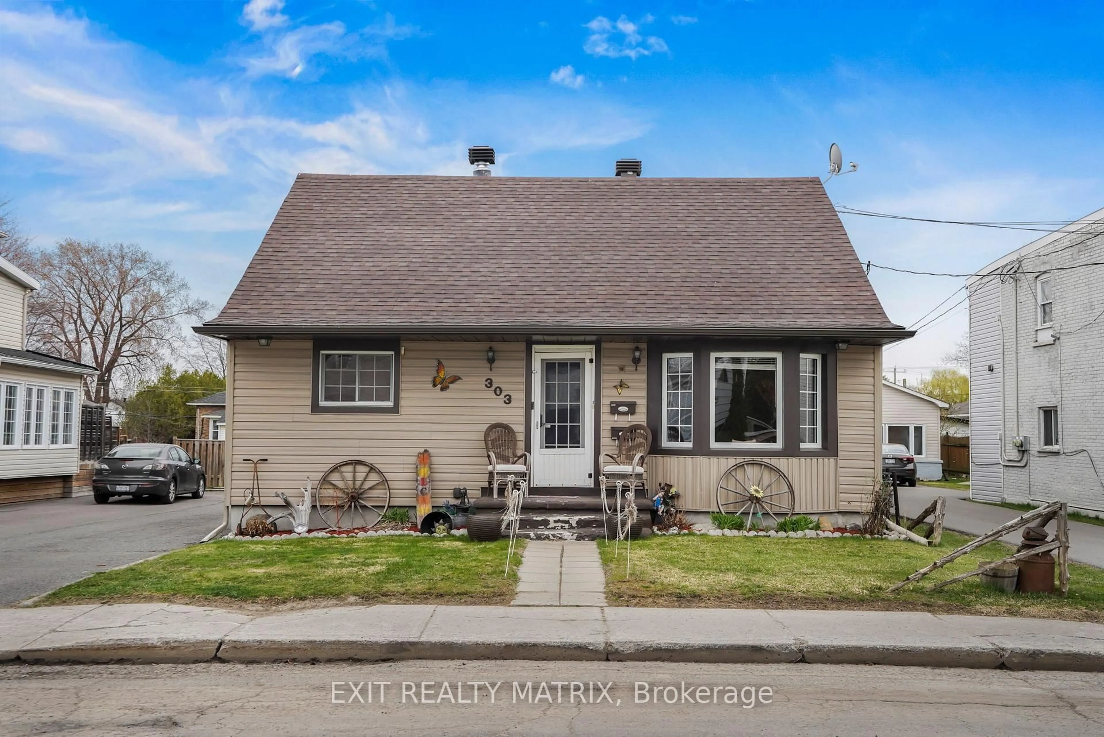 Home with vinyl exterior material, street for 303 Kipling St, Hawkesbury Ontario K6A 2N3