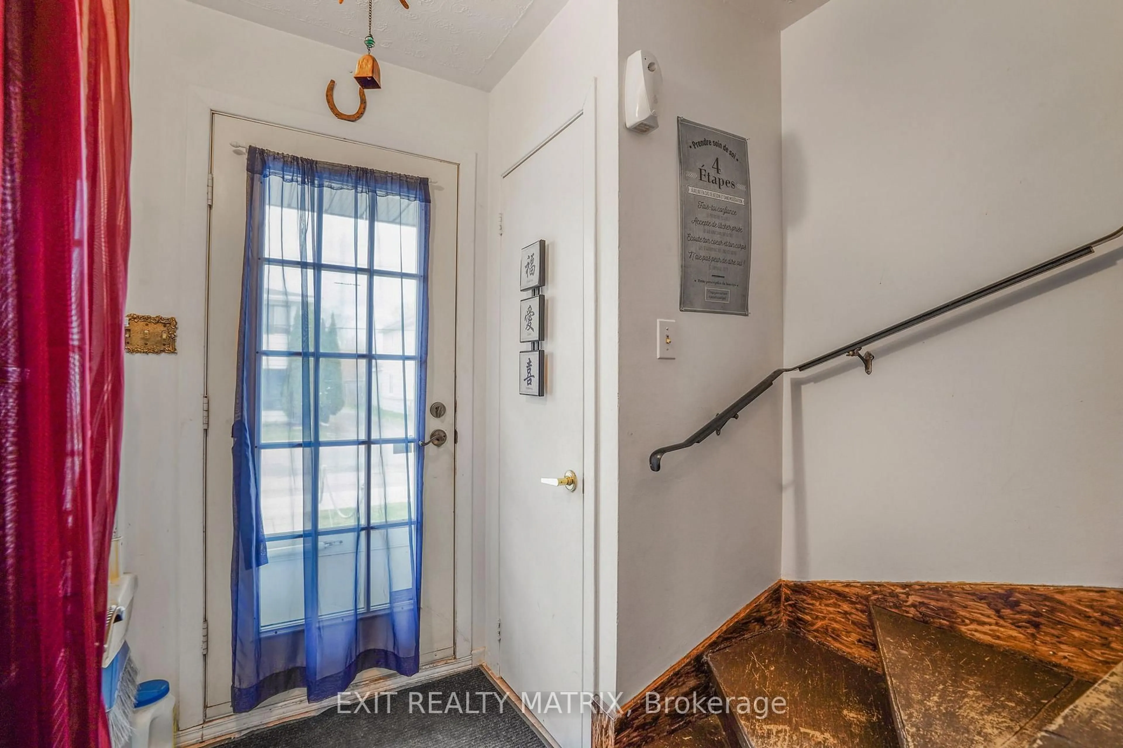 Indoor entryway for 303 Kipling St, Hawkesbury Ontario K6A 2N3