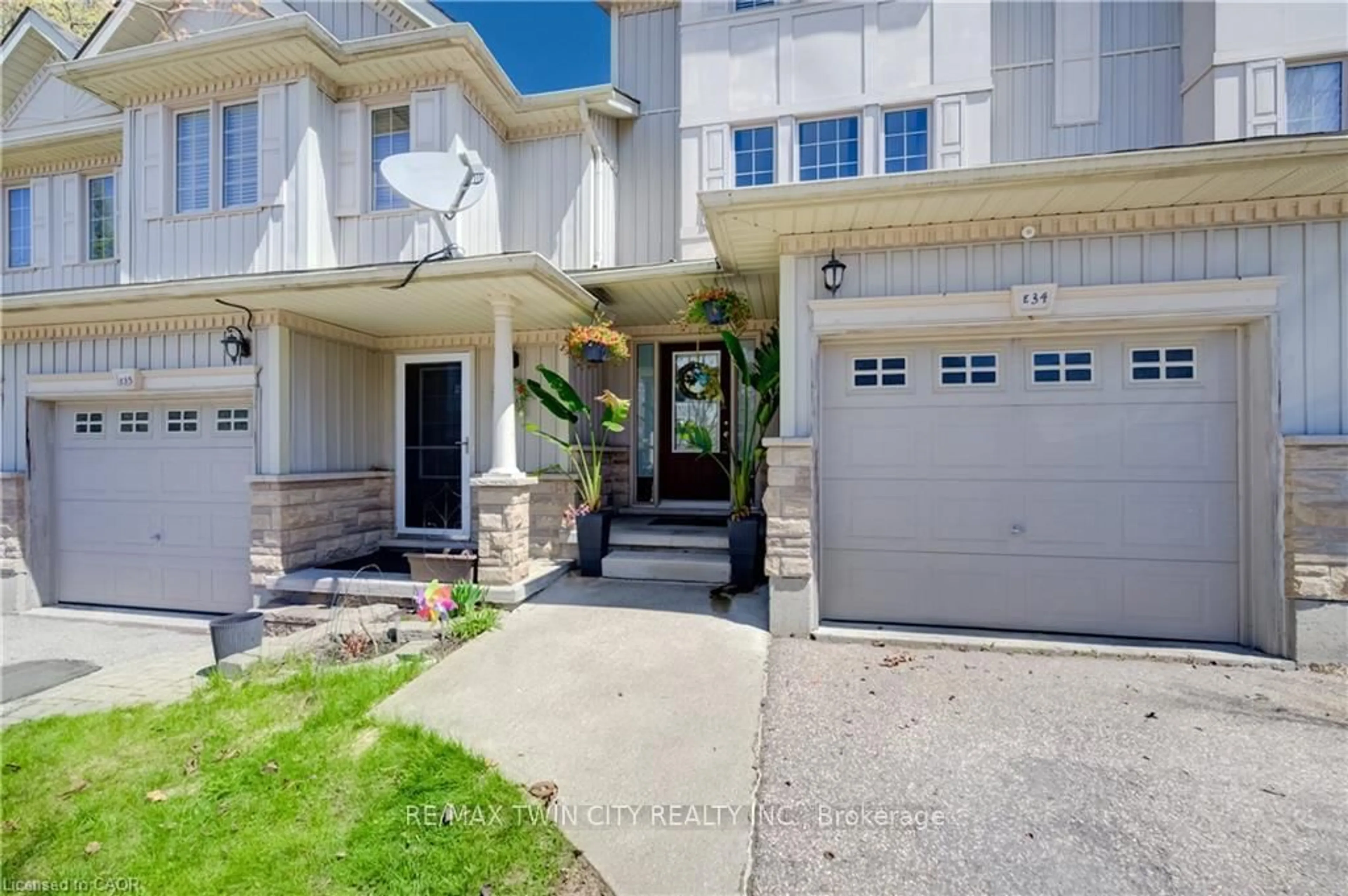 Indoor entryway for 110 ACTIVA Ave #E34, Kitchener Ontario N2E 3T3