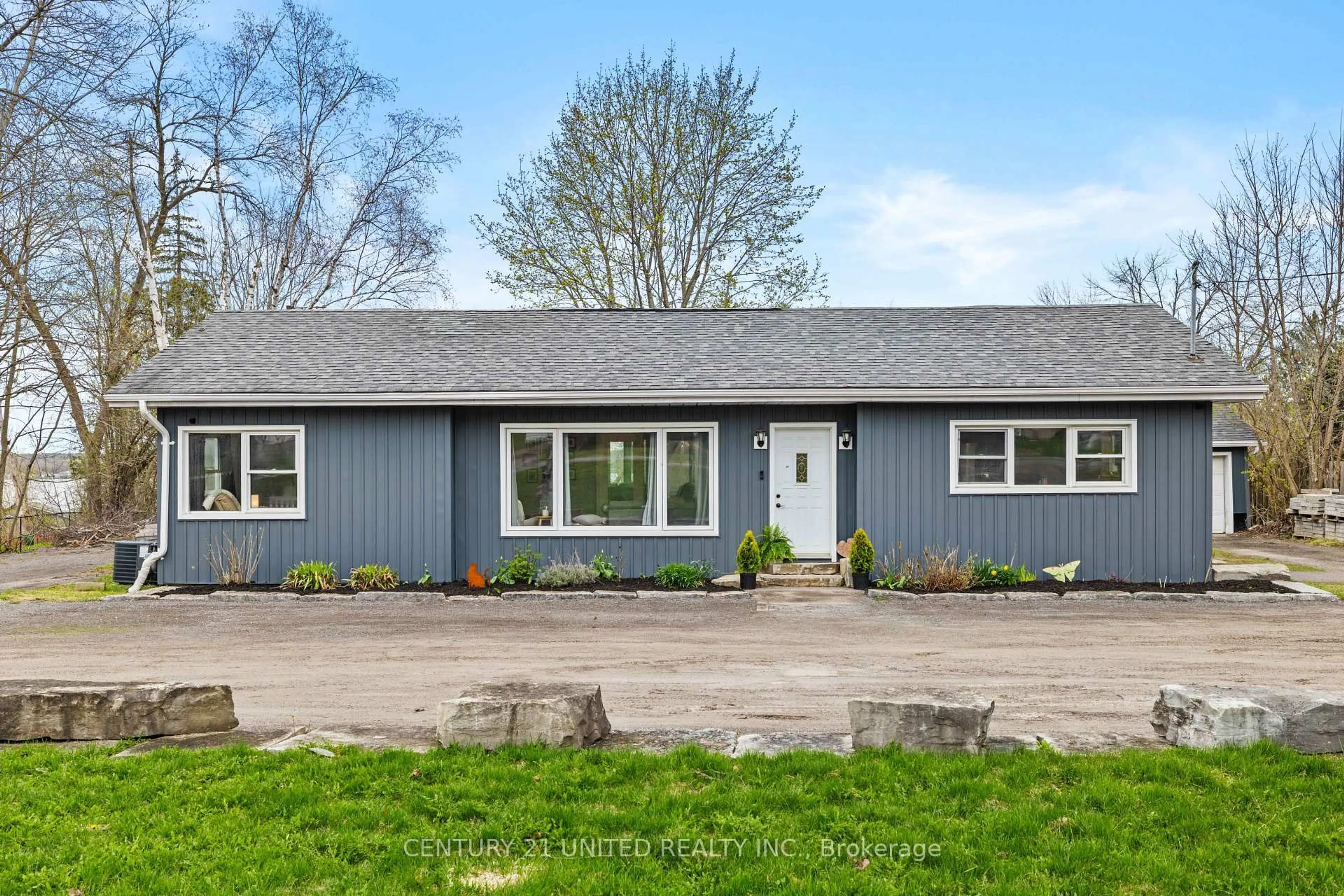 Home with vinyl exterior material, building for 1000 Ward St, Selwyn Ontario K0L 1H0