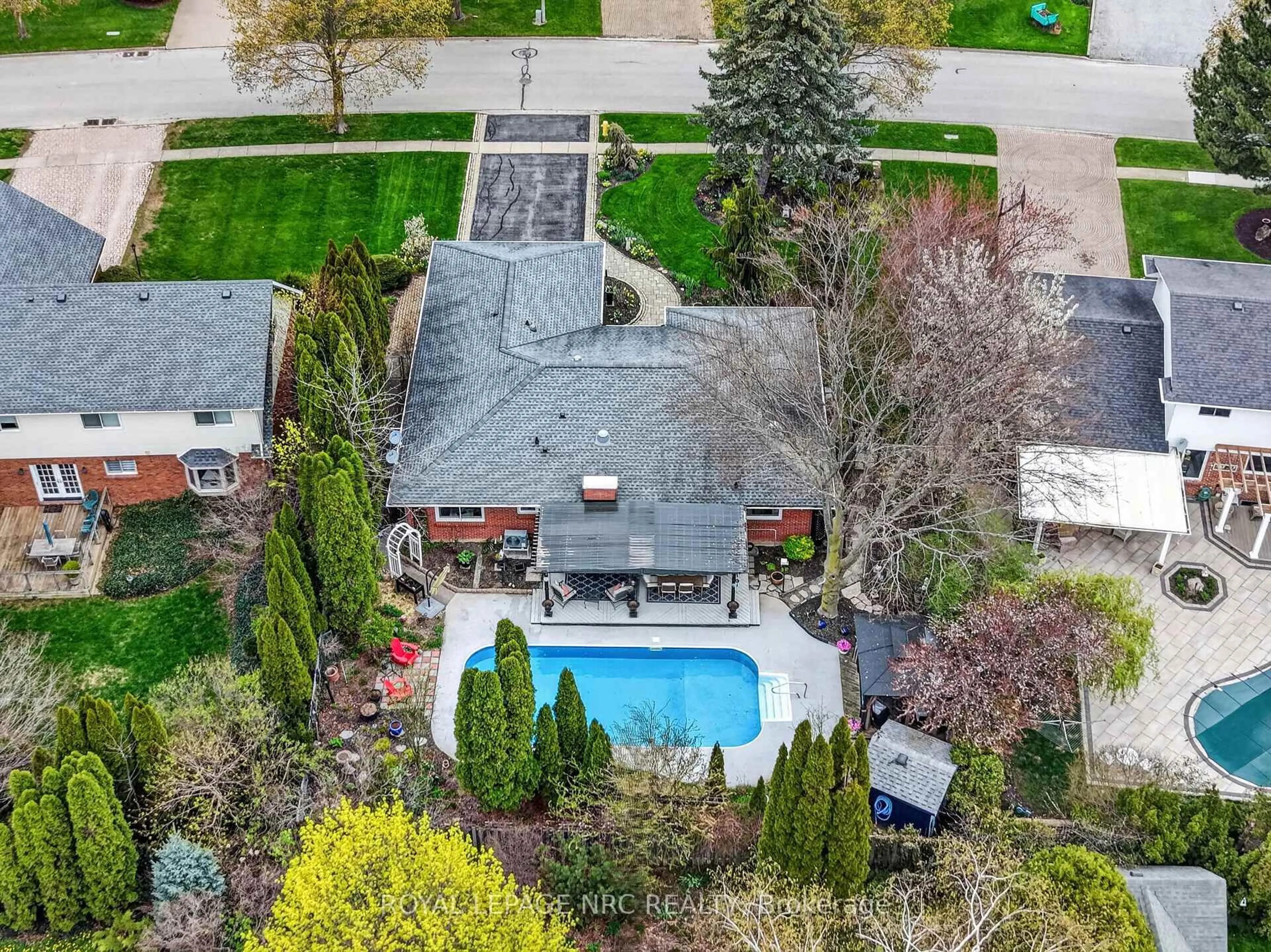 A pic from outside/outdoor area/front of a property/back of a property/a pic from drone, street for 33 Colonel Butler Cres, Niagara-on-the-Lake Ontario L0S 1J0