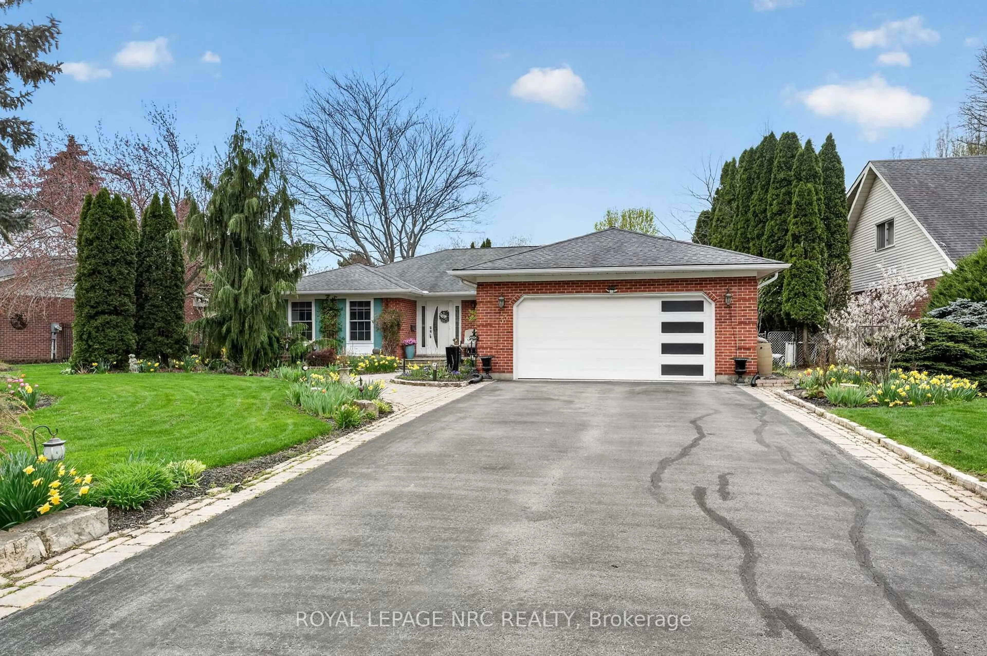 Home with brick exterior material, street for 33 Colonel Butler Cres, Niagara-on-the-Lake Ontario L0S 1J0