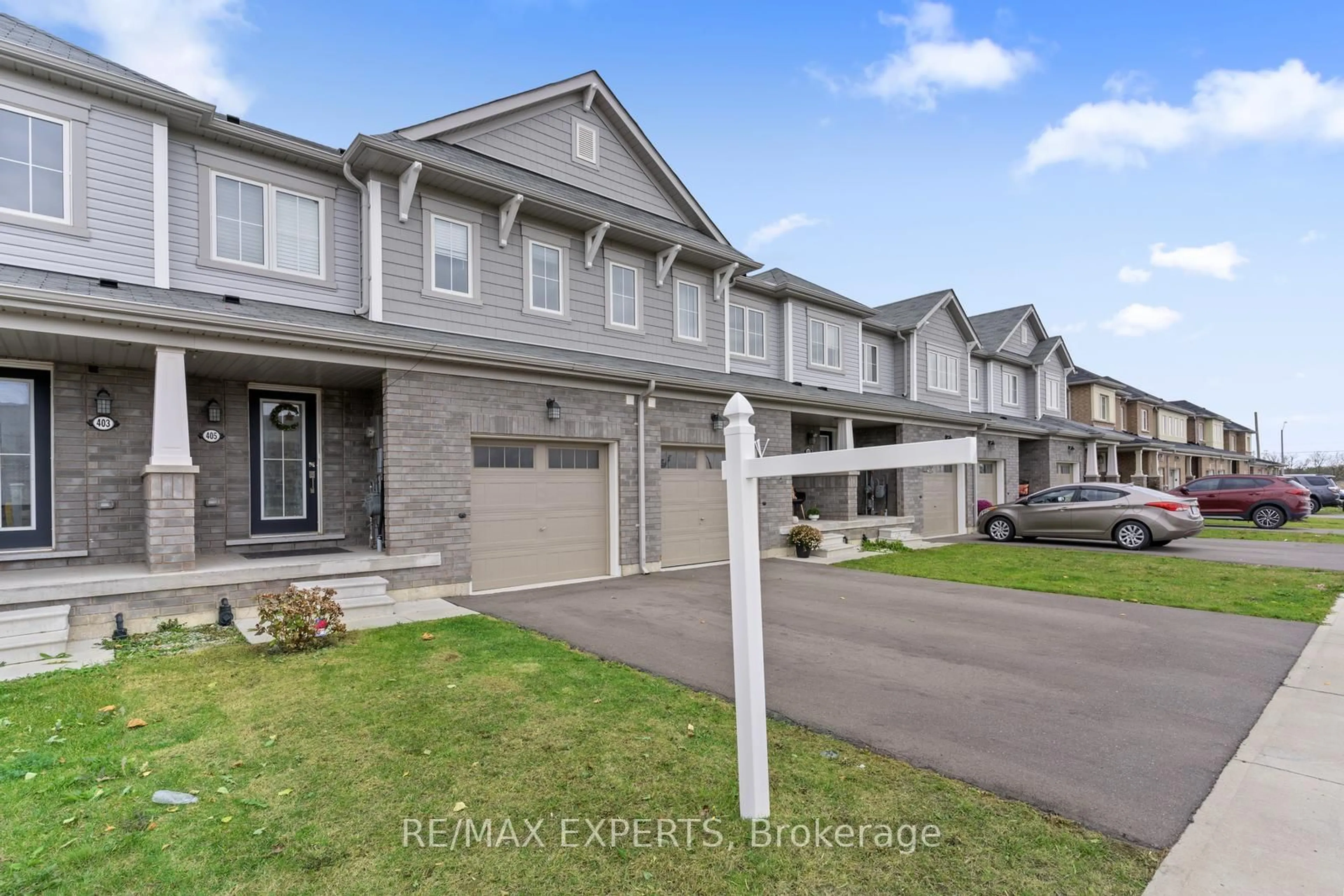 A pic from outside/outdoor area/front of a property/back of a property/a pic from drone, street for 405 Pumpkin Pass, Hamilton Ontario L0R 1C0