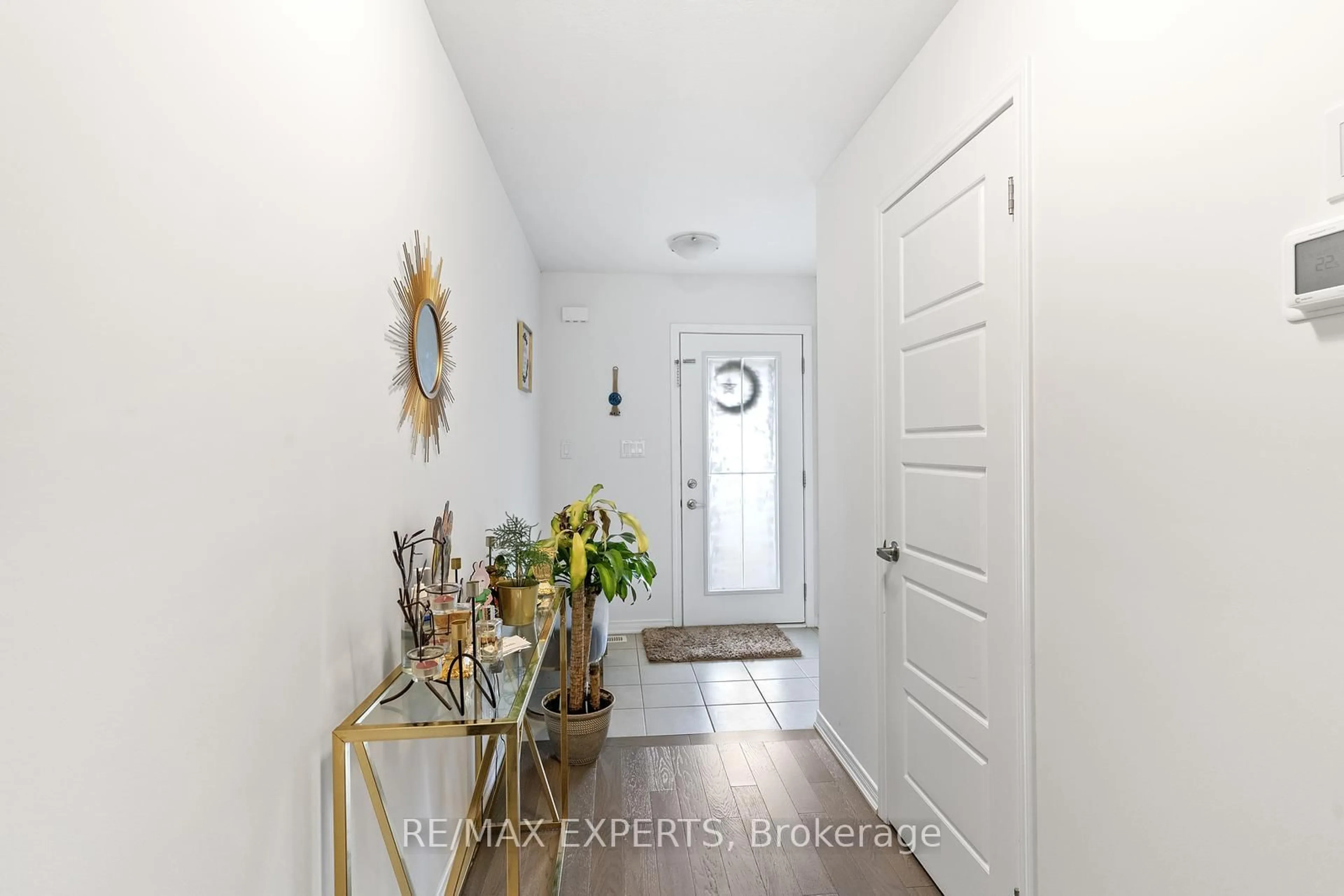 Indoor entryway for 405 Pumpkin Pass, Hamilton Ontario L0R 1C0