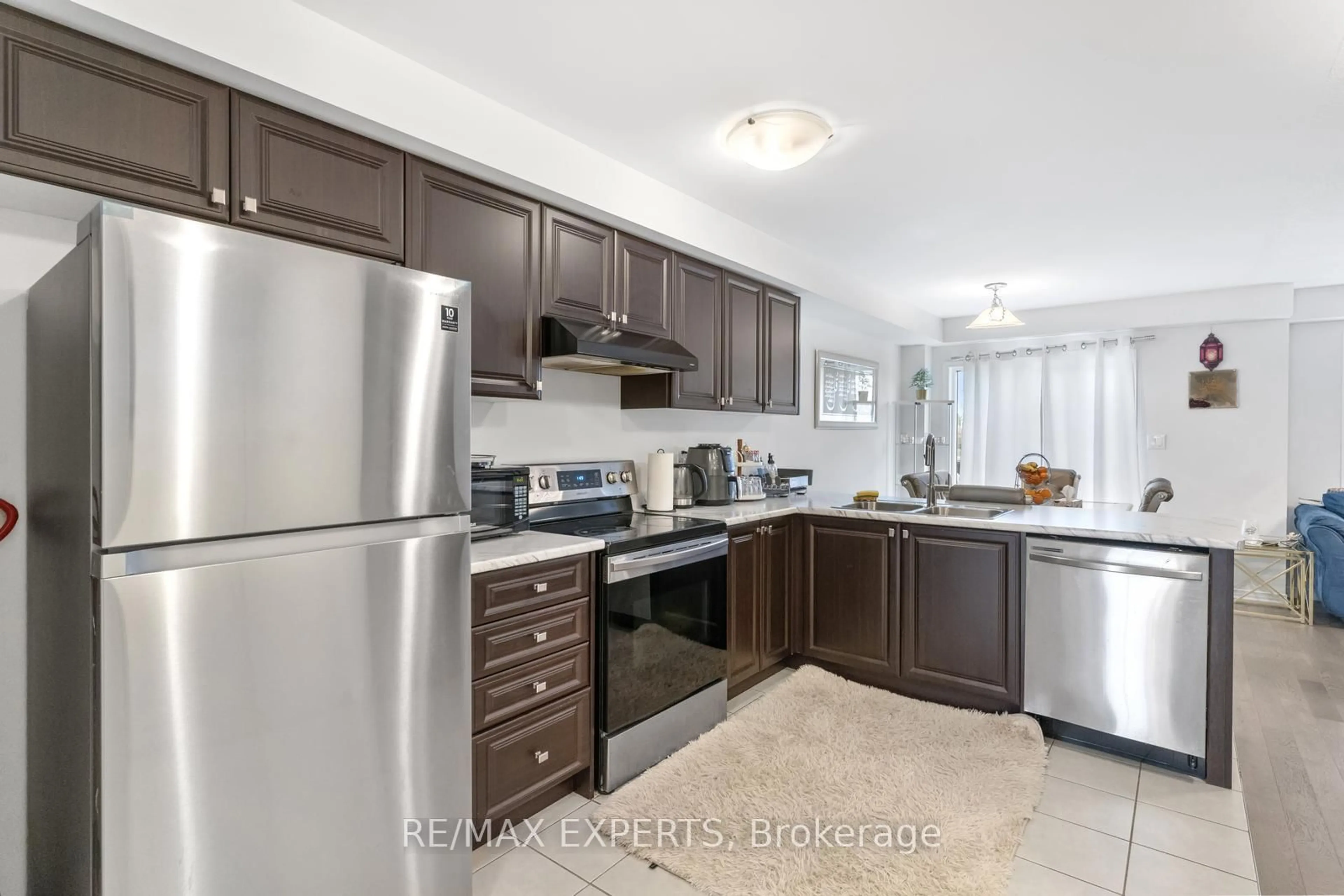 Standard kitchen, ceramic/tile floor for 405 Pumpkin Pass, Hamilton Ontario L0R 1C0