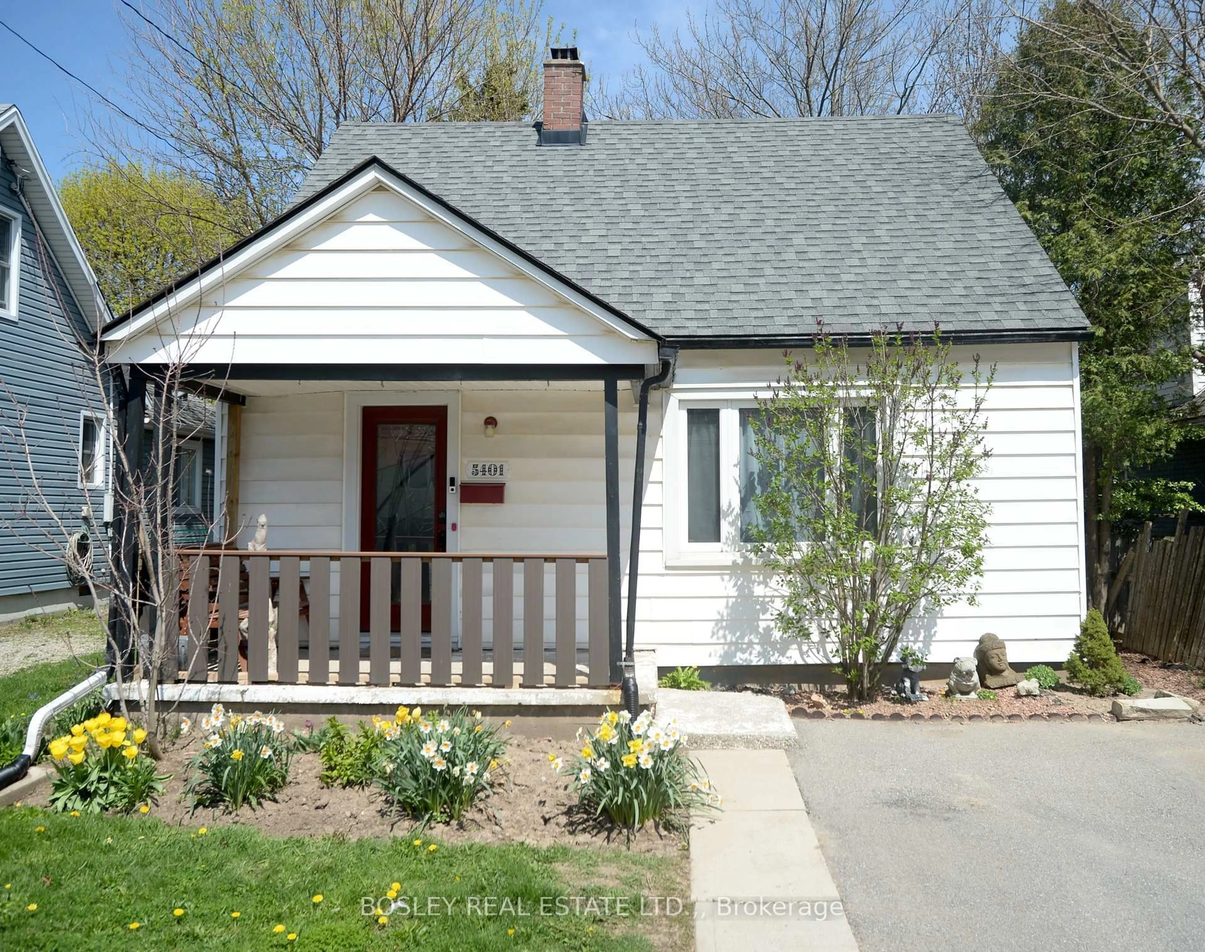 Home with vinyl exterior material, street for 5401 Menzie St, Niagara Falls Ontario L2E 2V7