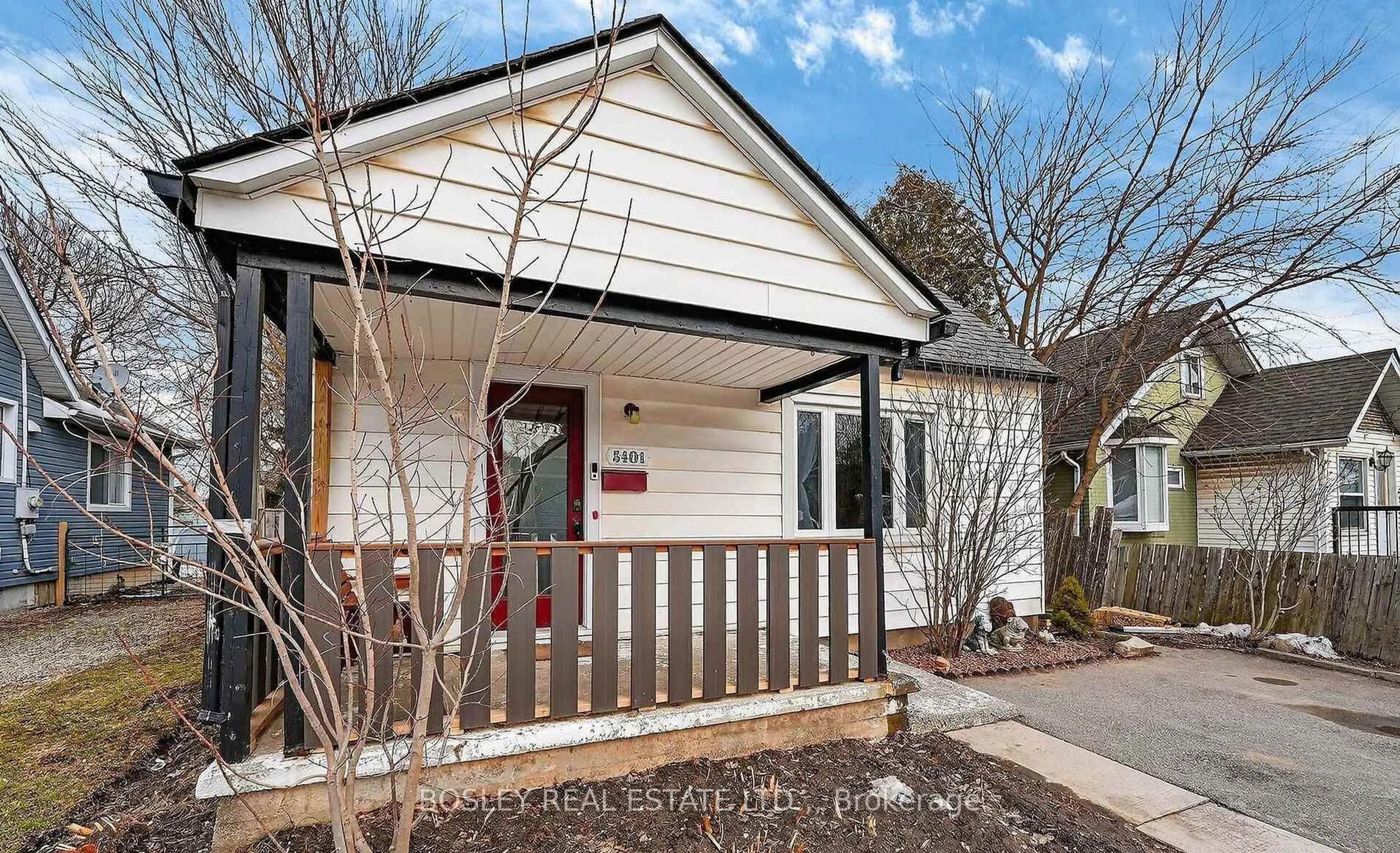 Home with vinyl exterior material, street for 5401 Menzie St, Niagara Falls Ontario L2E 2V7