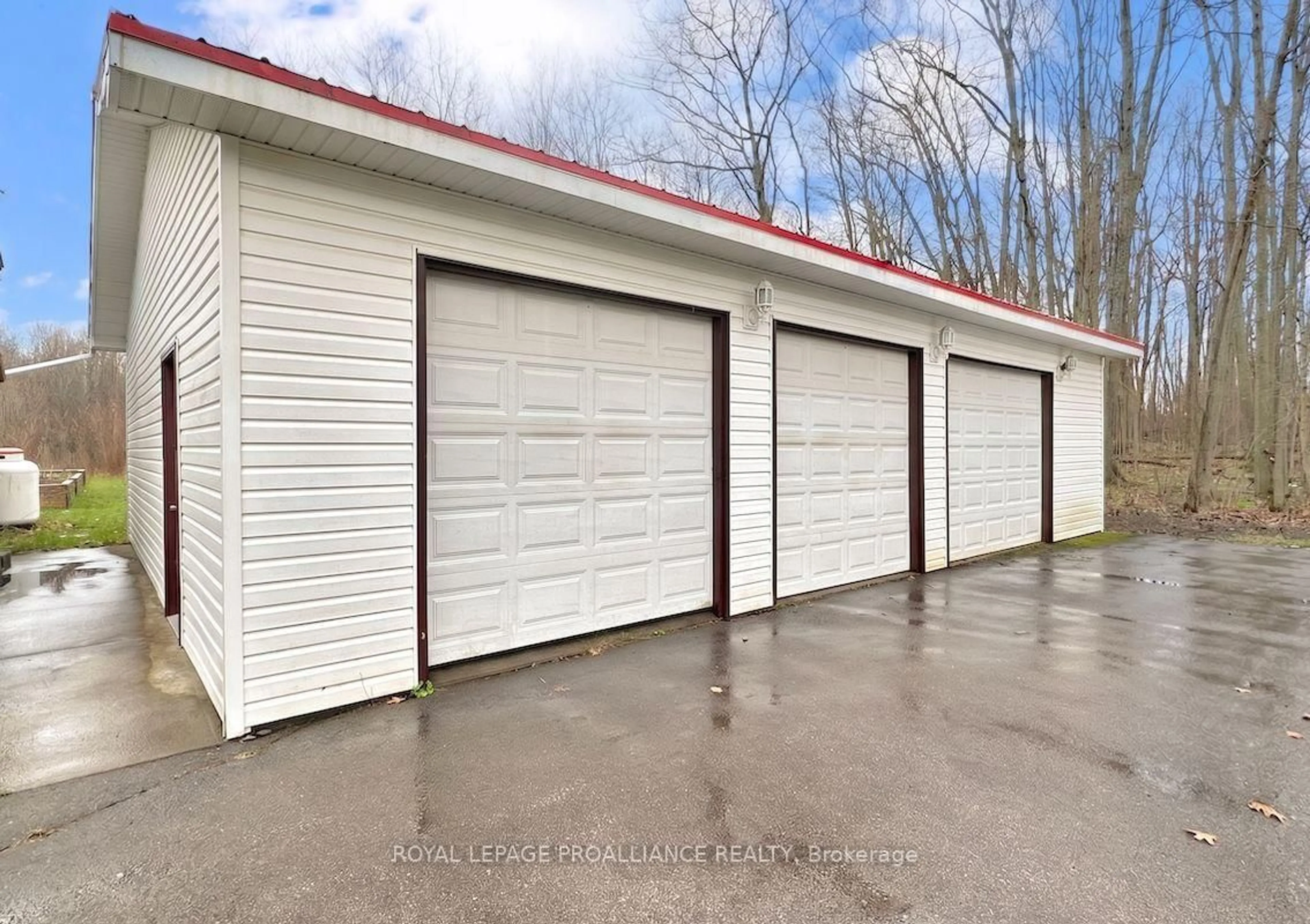 Indoor garage for 19656 Loyalist Pkwy, Prince Edward County Ontario K0K 1T0