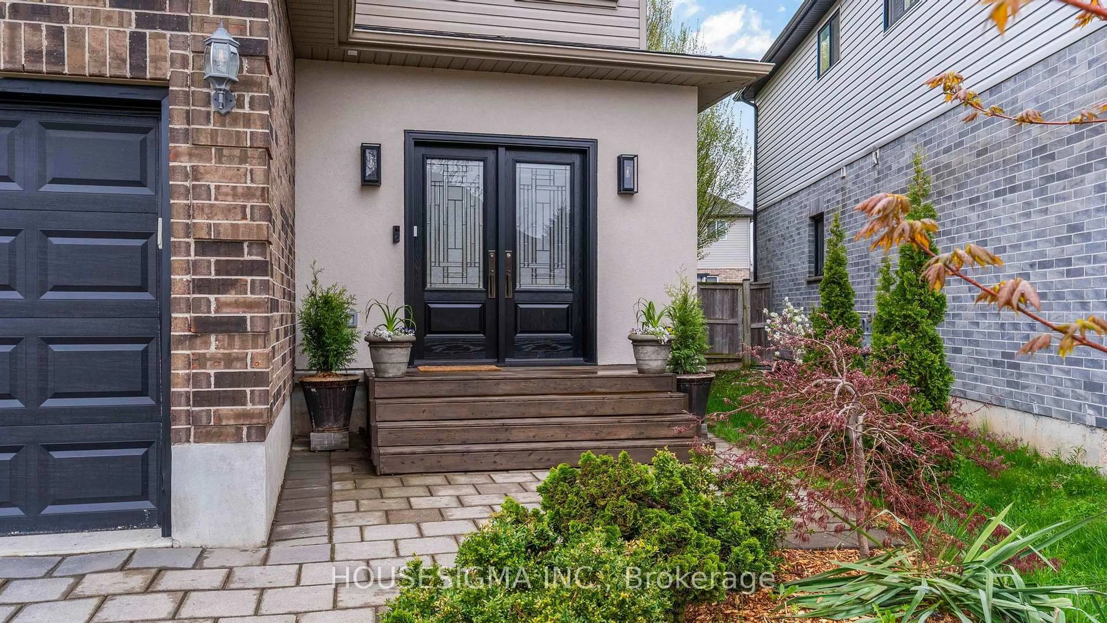 Indoor entryway for 2001 Jubilee Dr, London North Ontario N6G 0H7