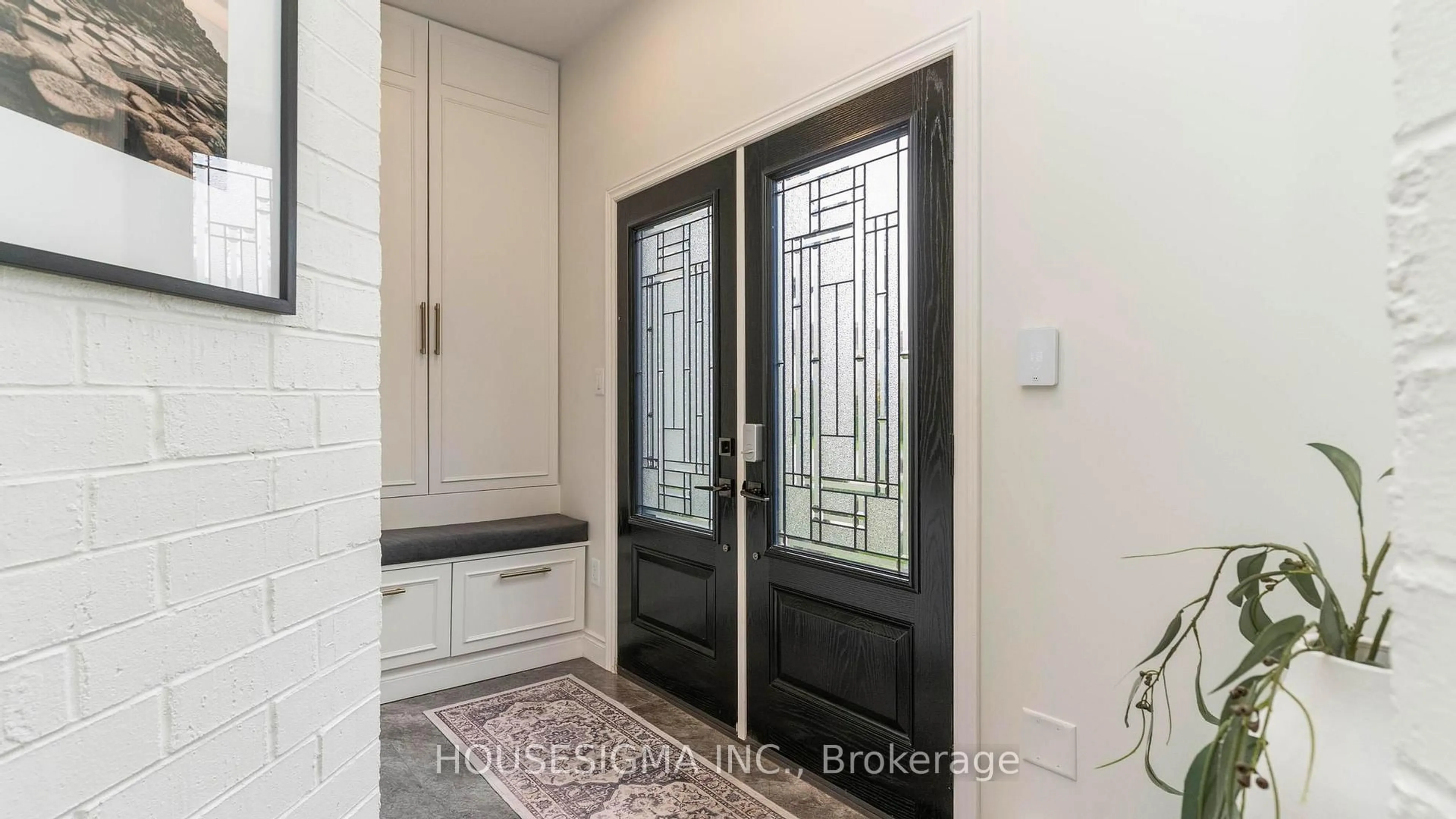 Indoor entryway for 2001 Jubilee Dr, London North Ontario N6G 0H7