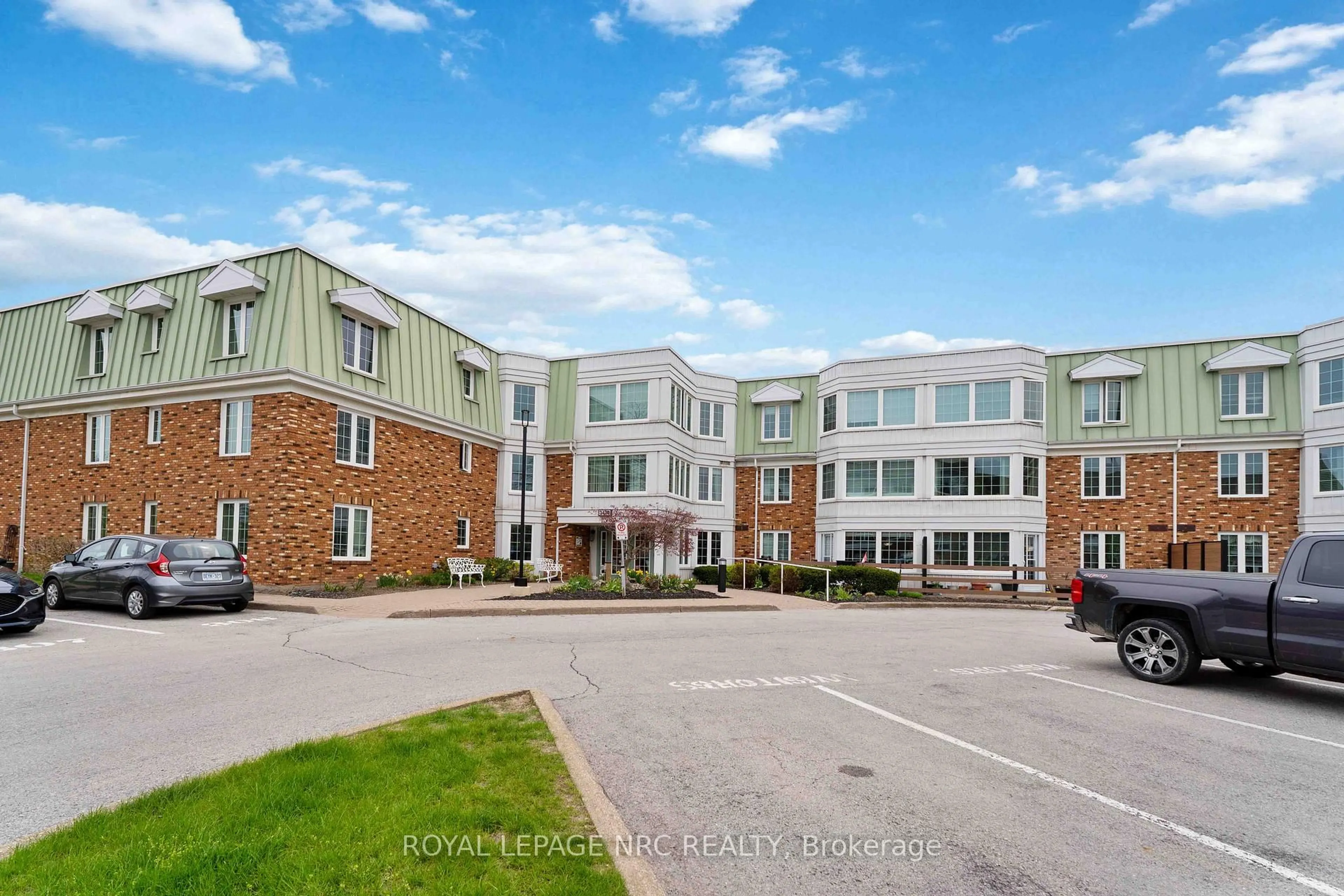 A pic from outside/outdoor area/front of a property/back of a property/a pic from drone, building for 3420 FREDERICK Ave #121, Lincoln Ontario L0R 2C0