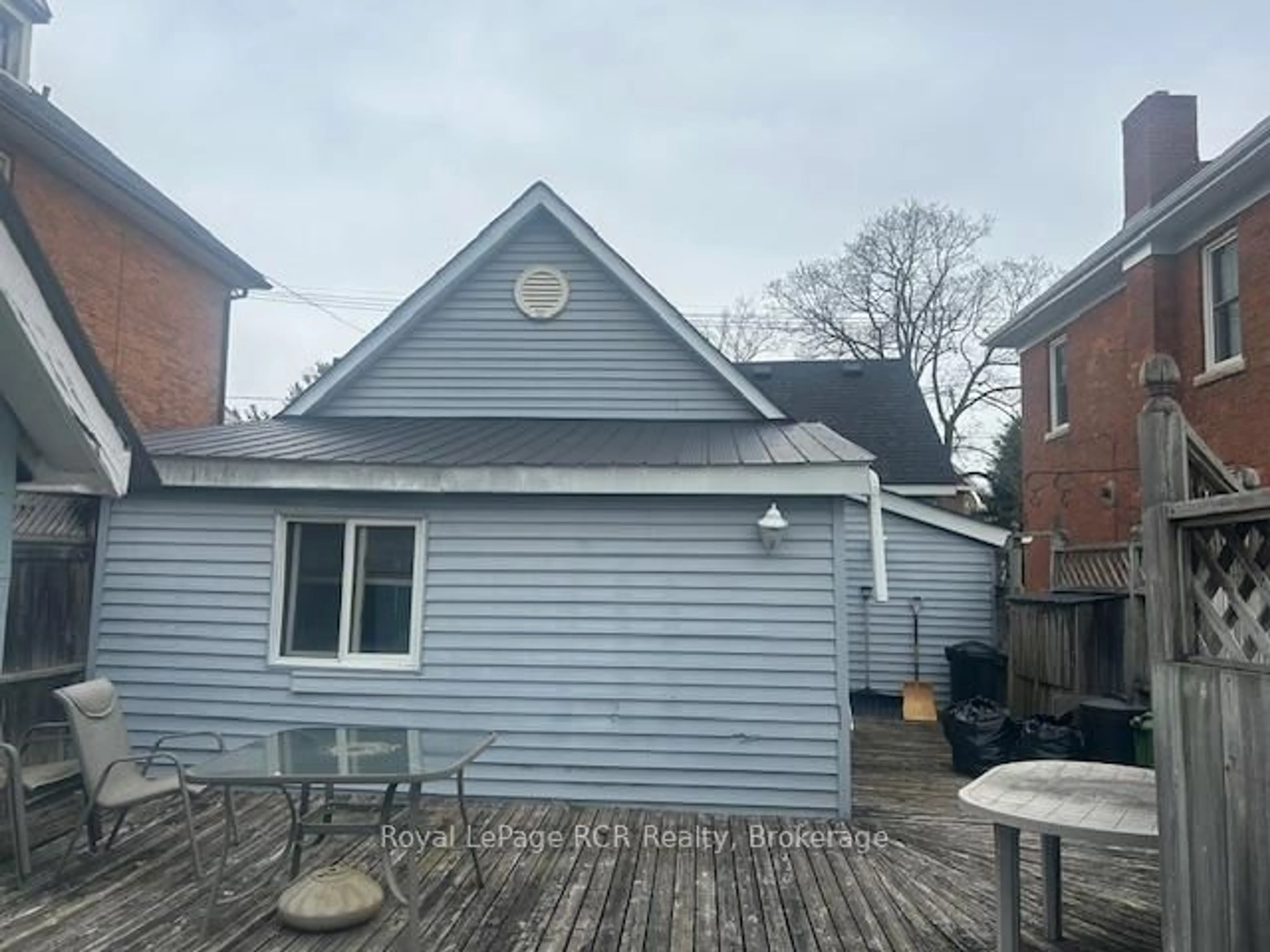 A pic from outside/outdoor area/front of a property/back of a property/a pic from drone, building for 433 12th St, Owen Sound Ontario N4K 3V8