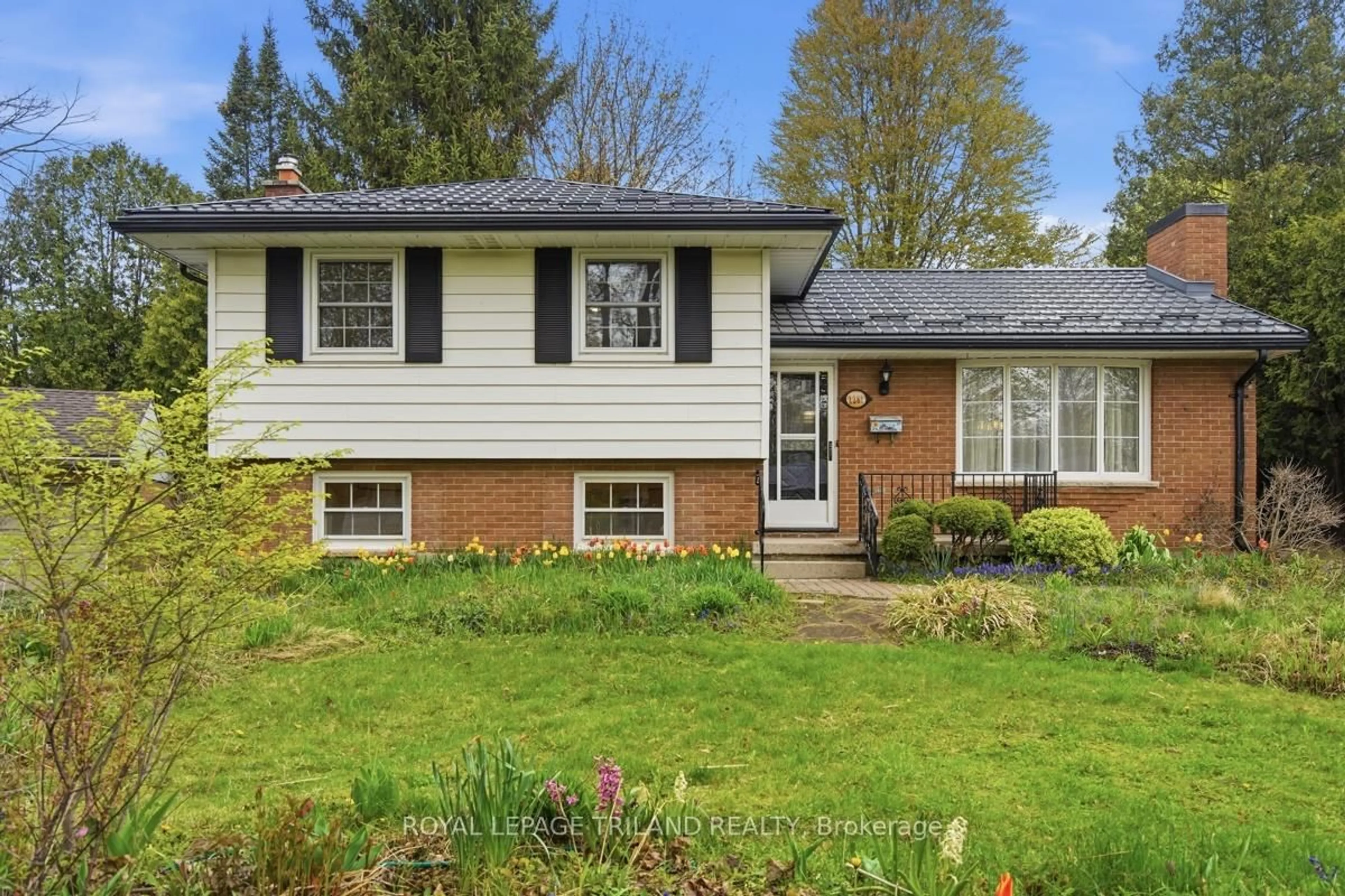 Home with vinyl exterior material, street for 1281 Victoria Dr, London East Ontario N5Y 4E5