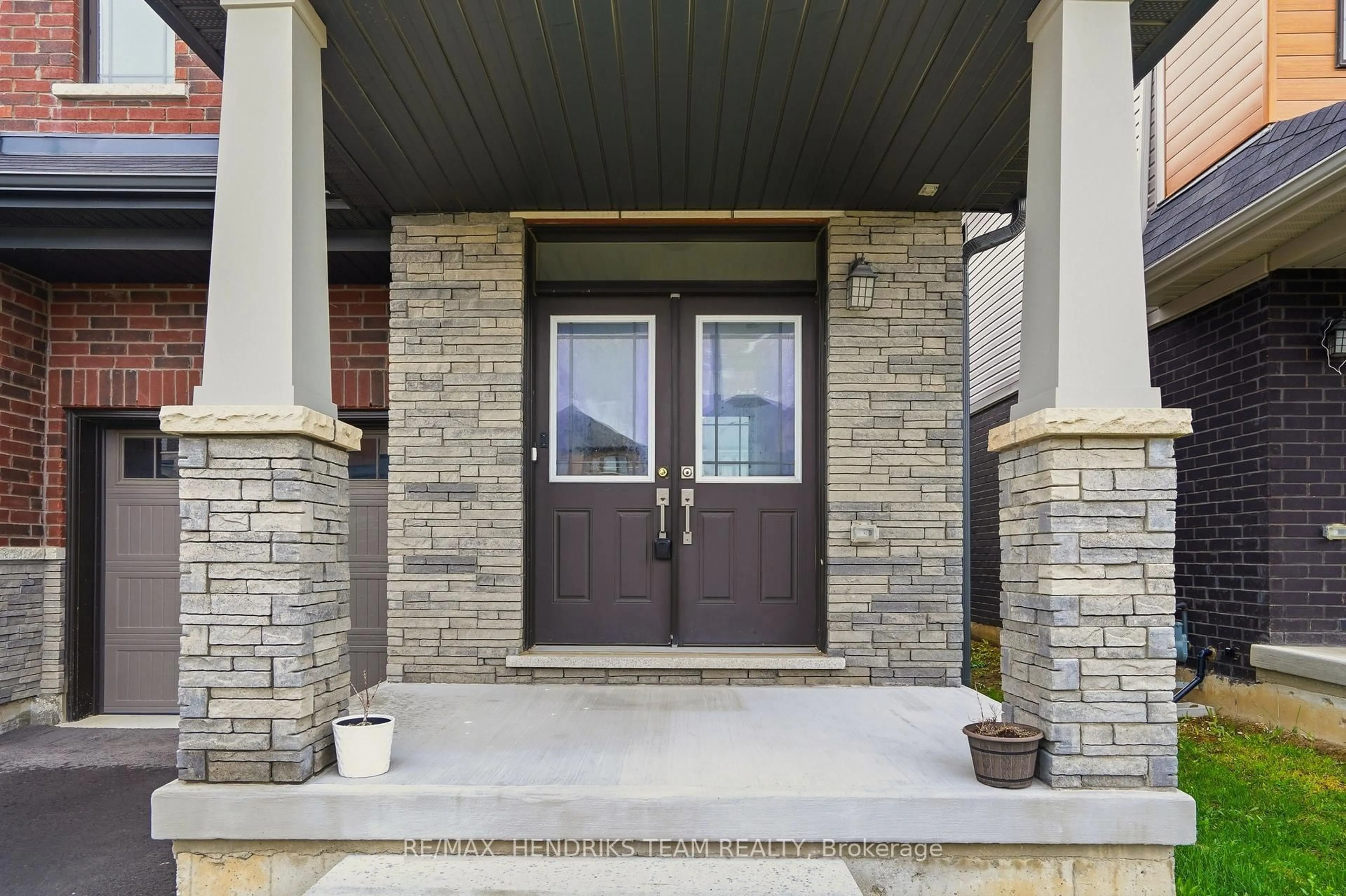 Indoor entryway for 400 Barker Pkwy, Thorold Ontario L2V 0K5