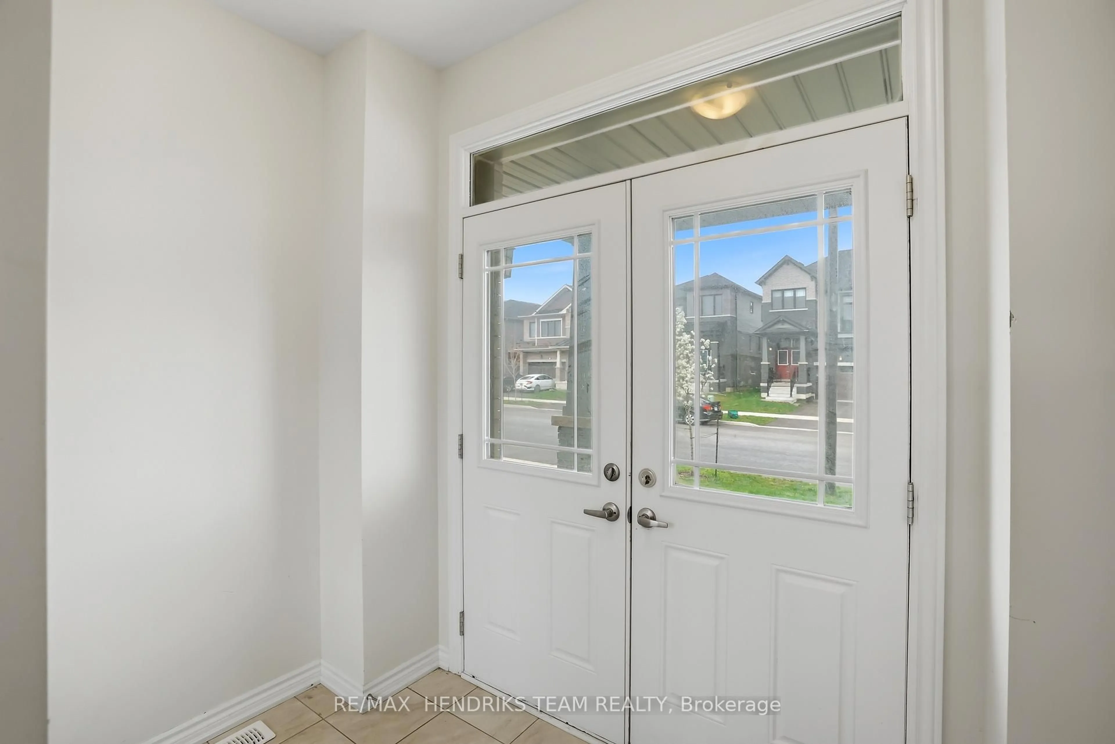 Indoor entryway for 400 Barker Pkwy, Thorold Ontario L2V 0K5