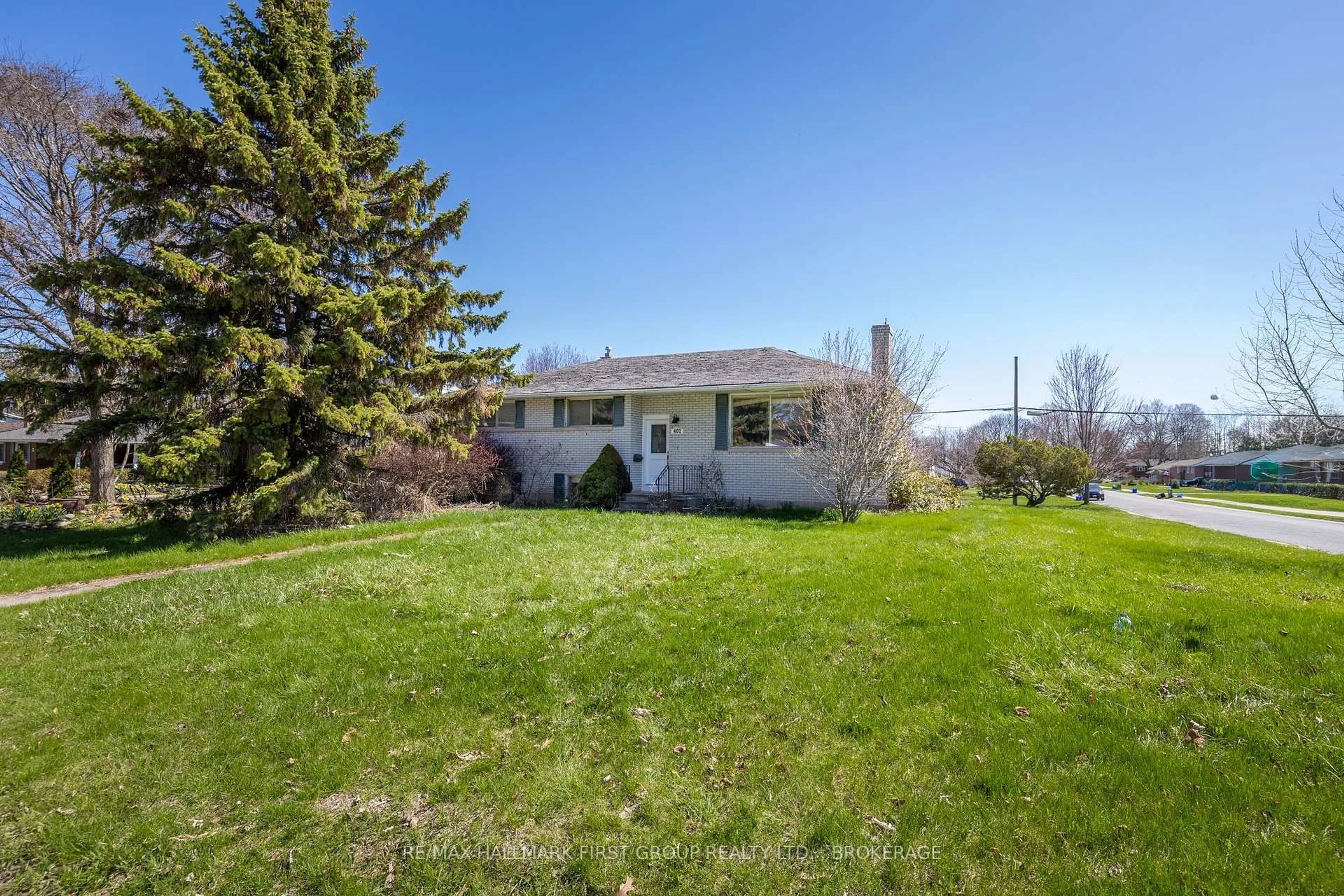 A pic from outside/outdoor area/front of a property/back of a property/a pic from drone, water/lake/river/ocean view for 402 Parkview Dr, Kingston Ontario K7M 4B3