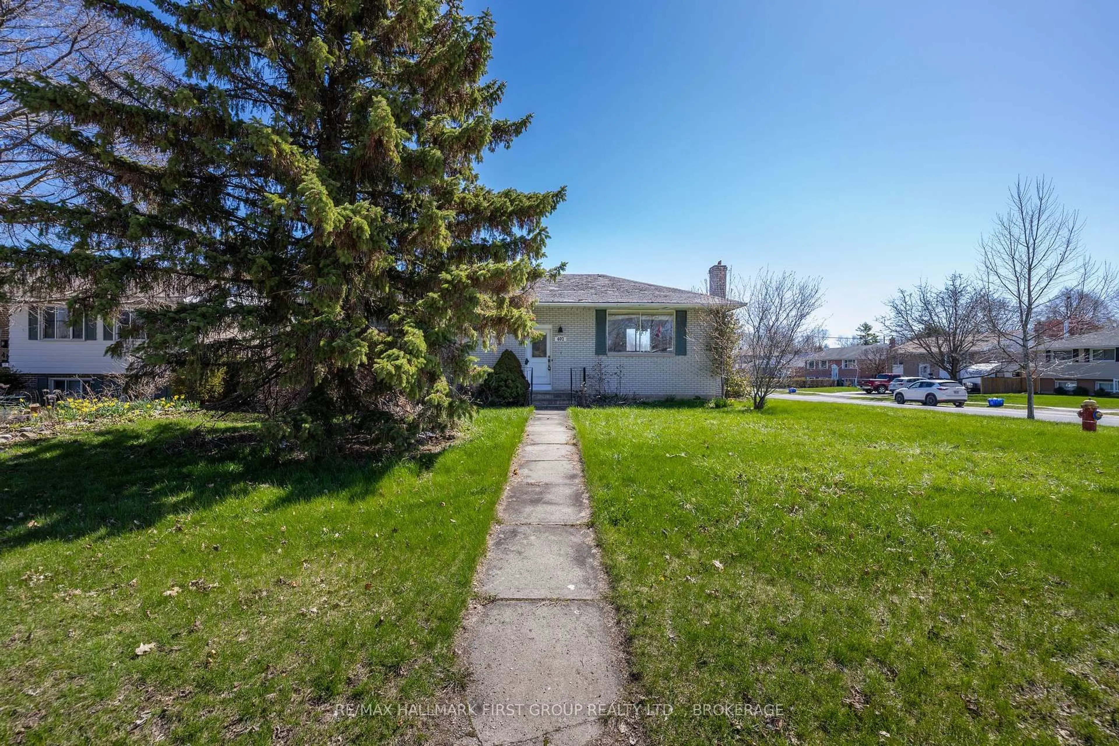 A pic from outside/outdoor area/front of a property/back of a property/a pic from drone, street for 402 Parkview Dr, Kingston Ontario K7M 4B3