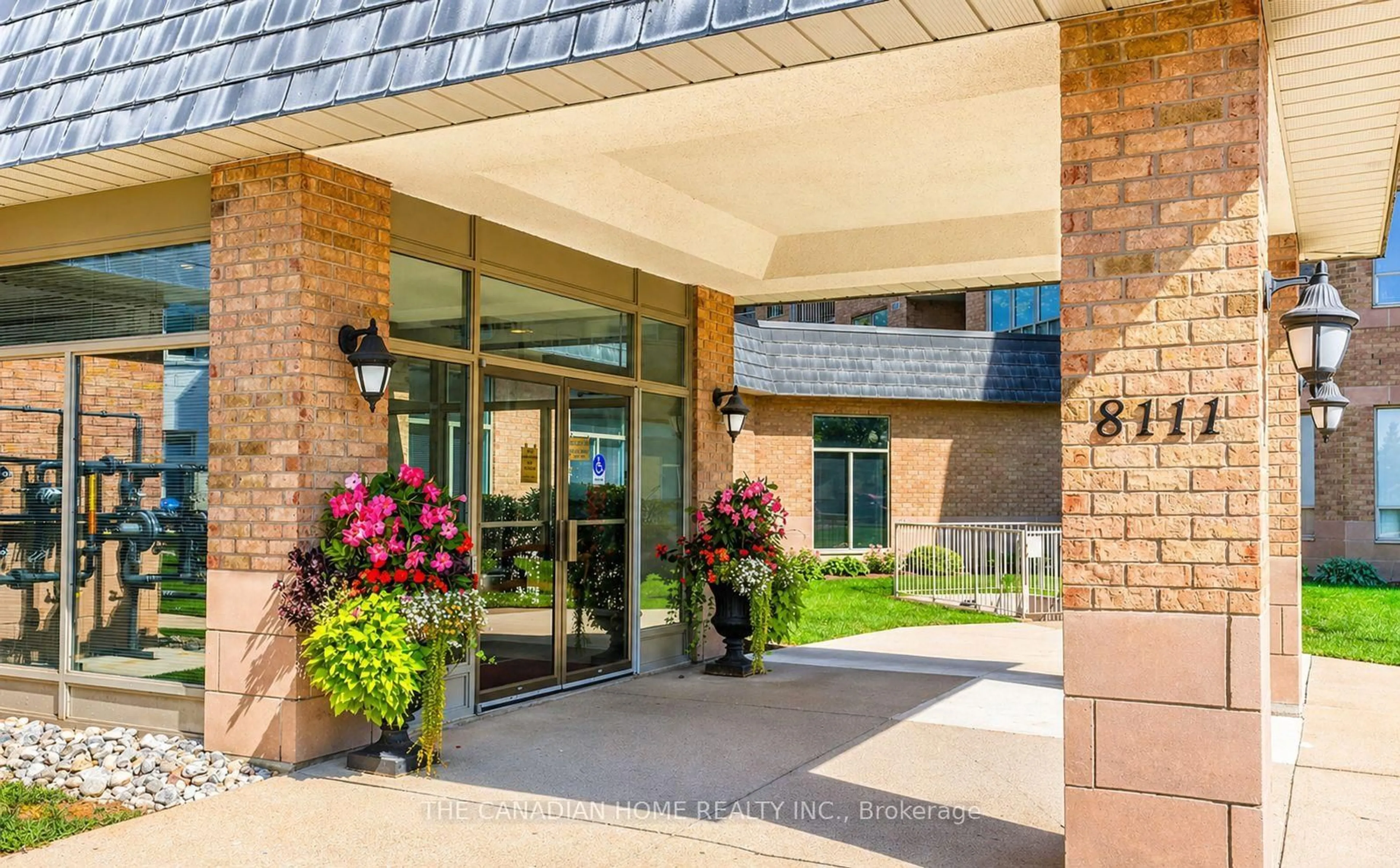 Indoor foyer for 8111 Forest Glen Dr #332, Niagara Falls Ontario L2H 2Y7