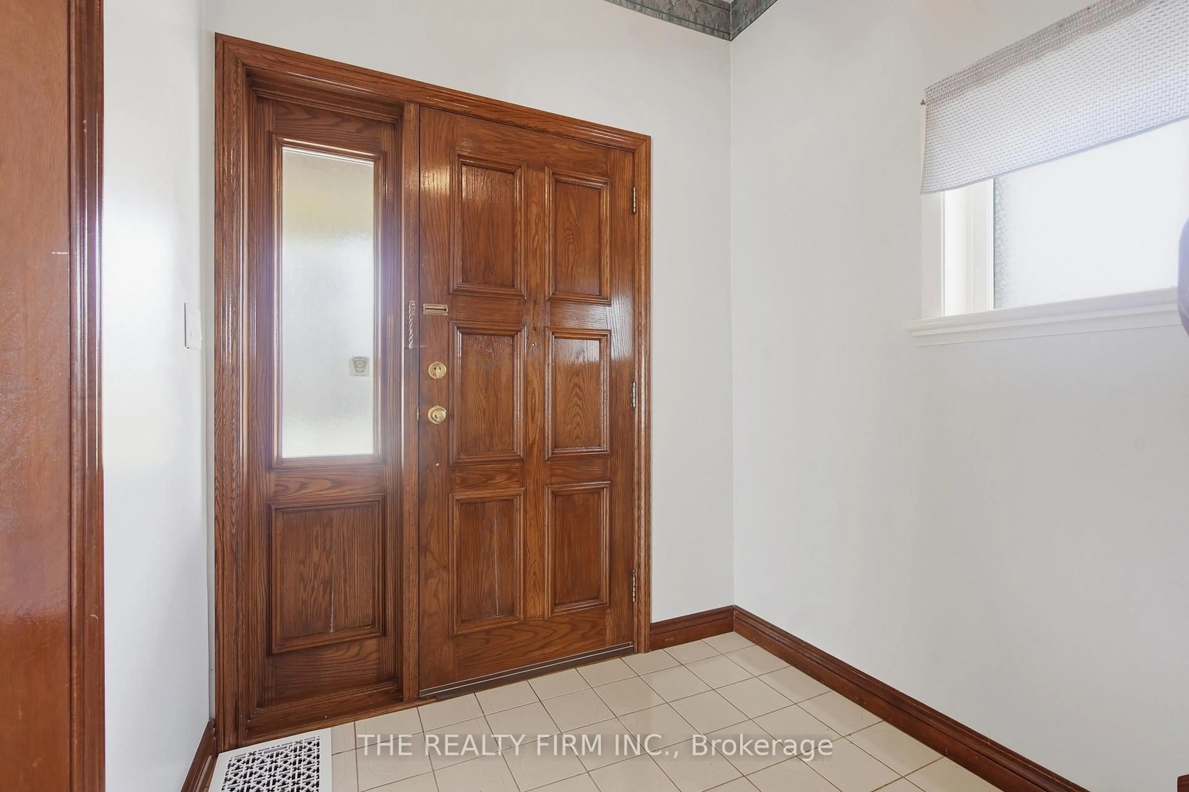 Indoor entryway for 908 William St, London East Ontario N5Y 2S6