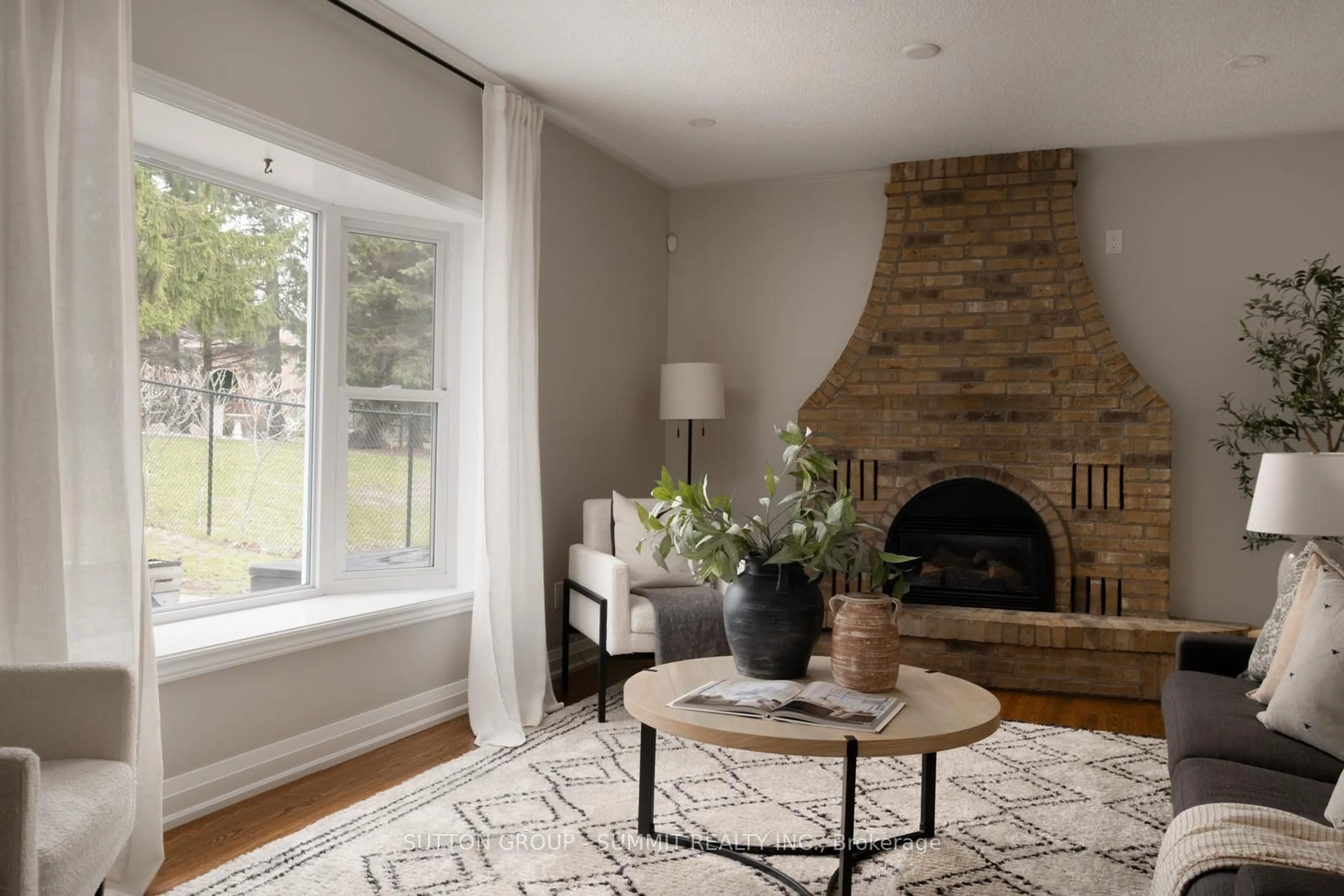 Living room with furniture, unknown for 27 MILLBRIDGE Cres, Pelham Ontario L0S 1E1