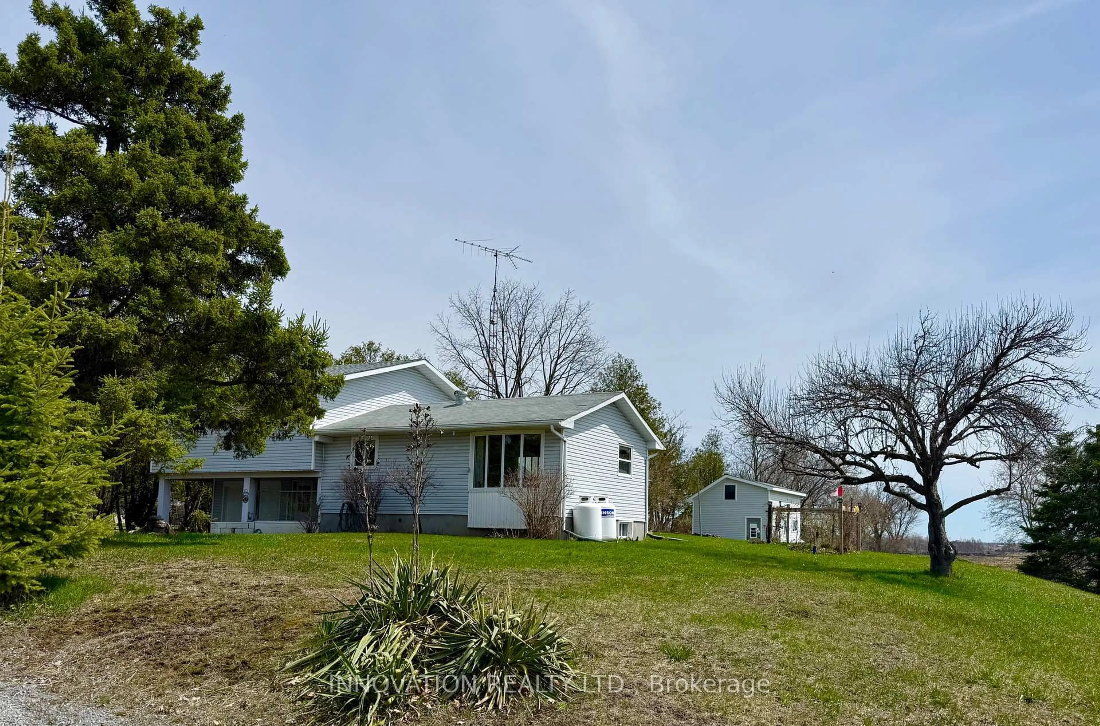 A pic from outside/outdoor area/front of a property/back of a property/a pic from drone, unknown for 2960 Harbison Rd, Richmond Ontario K0A 2Z0