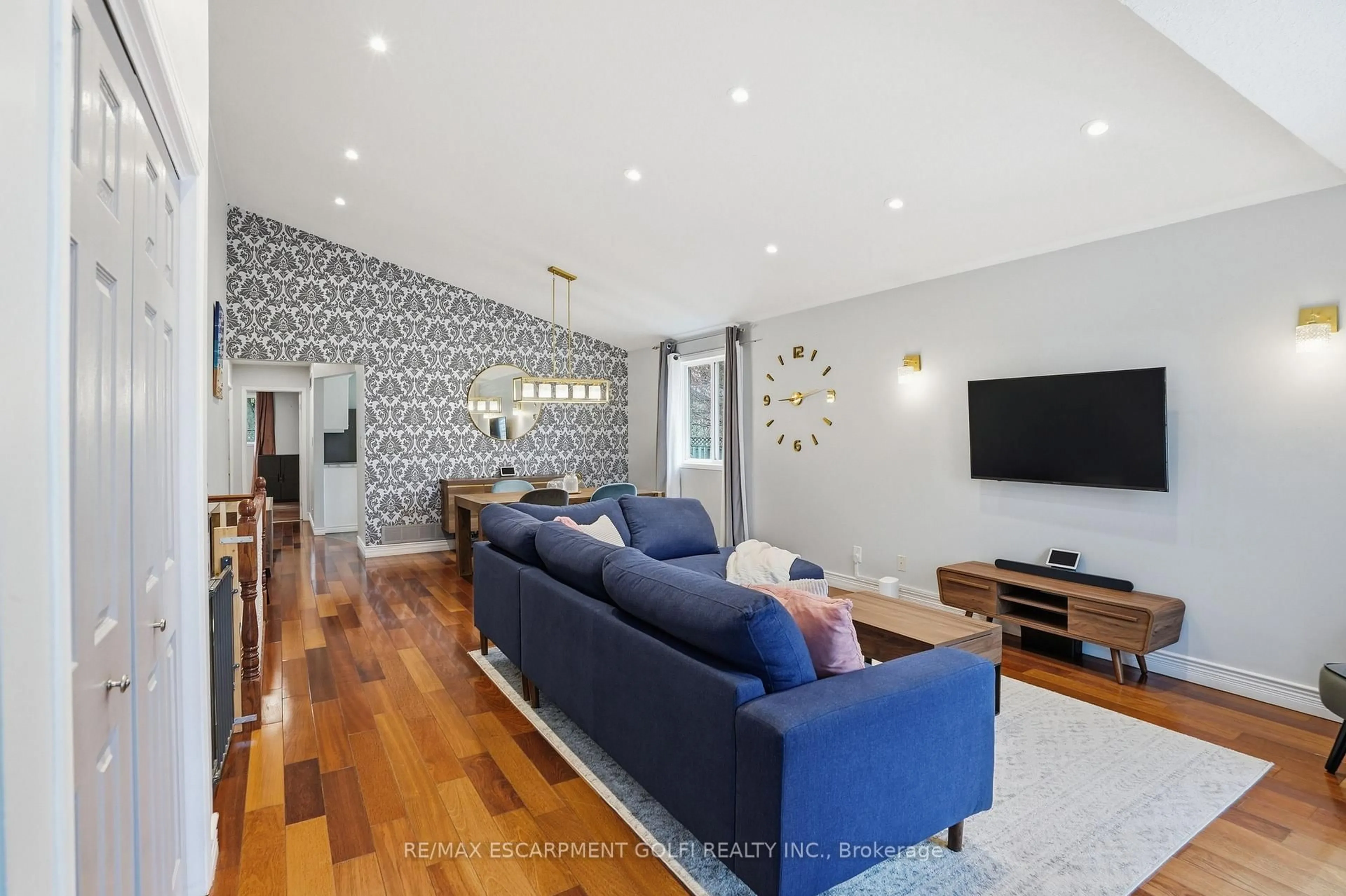 Living room with furniture, wood/laminate floor for 2 Amore Blvd, Hamilton Ontario L9B 2V3
