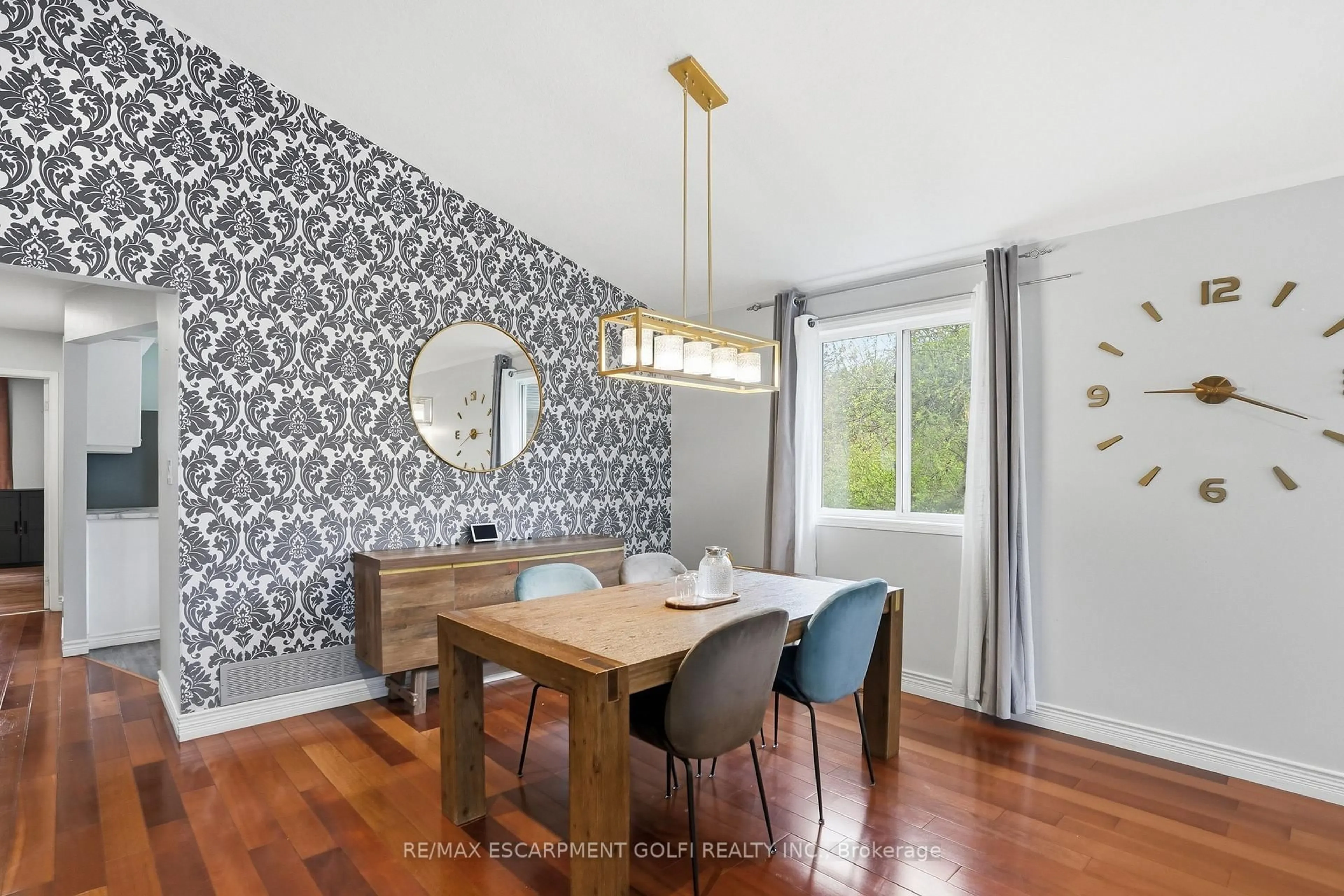Dining room, wood/laminate floor for 2 Amore Blvd, Hamilton Ontario L9B 2V3