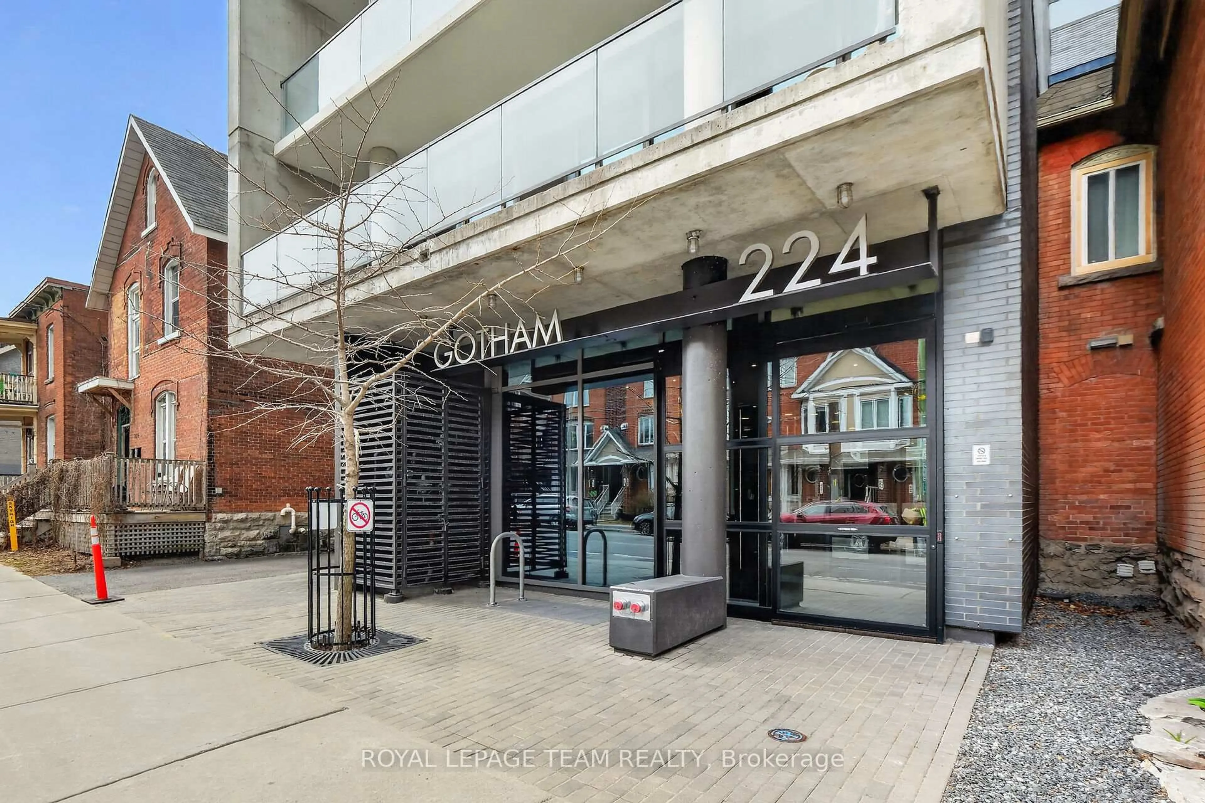Indoor foyer for 224 Lyon St #307, Ottawa Ontario K1R 5V9