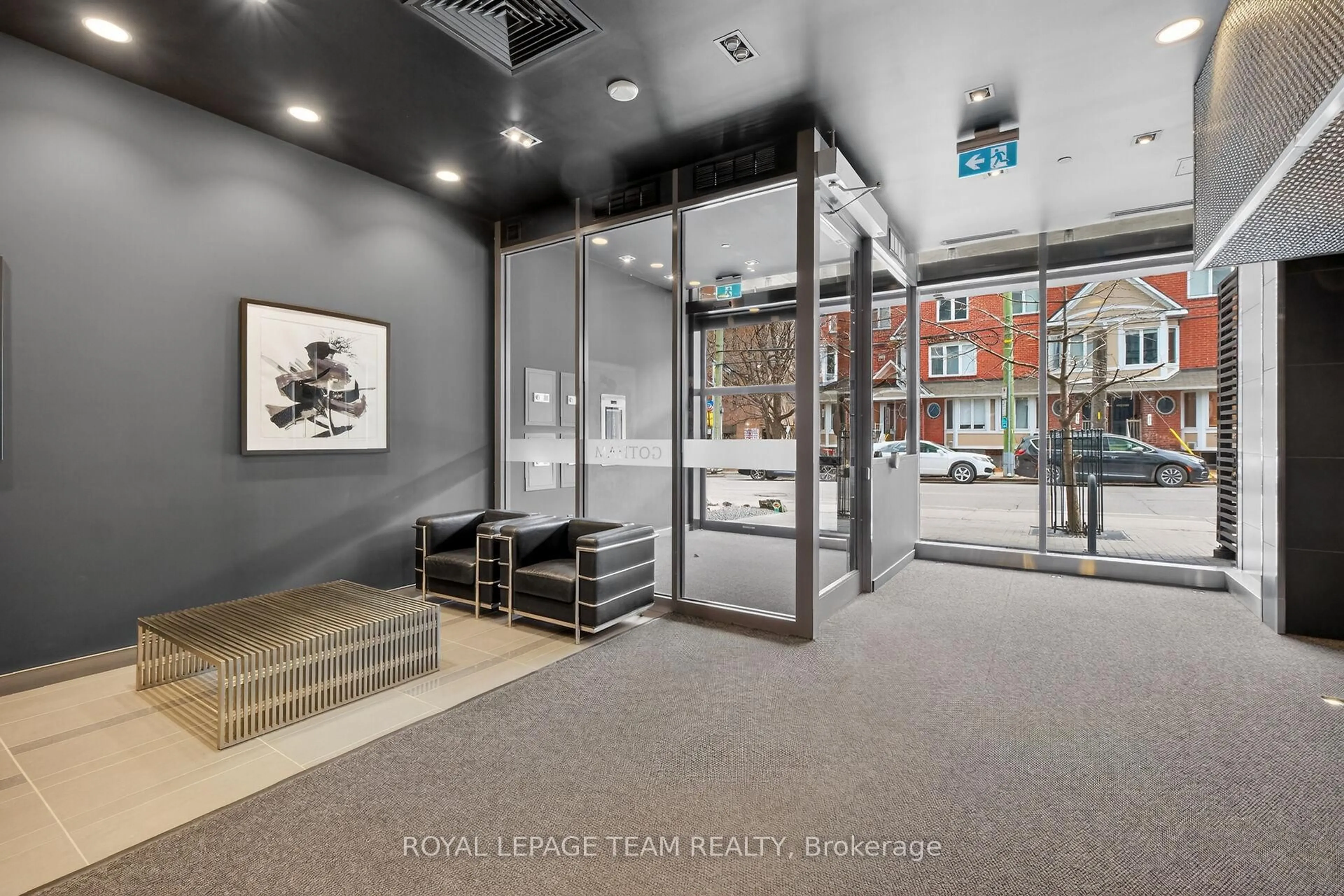 Indoor foyer for 224 Lyon St #307, Ottawa Ontario K1R 5V9