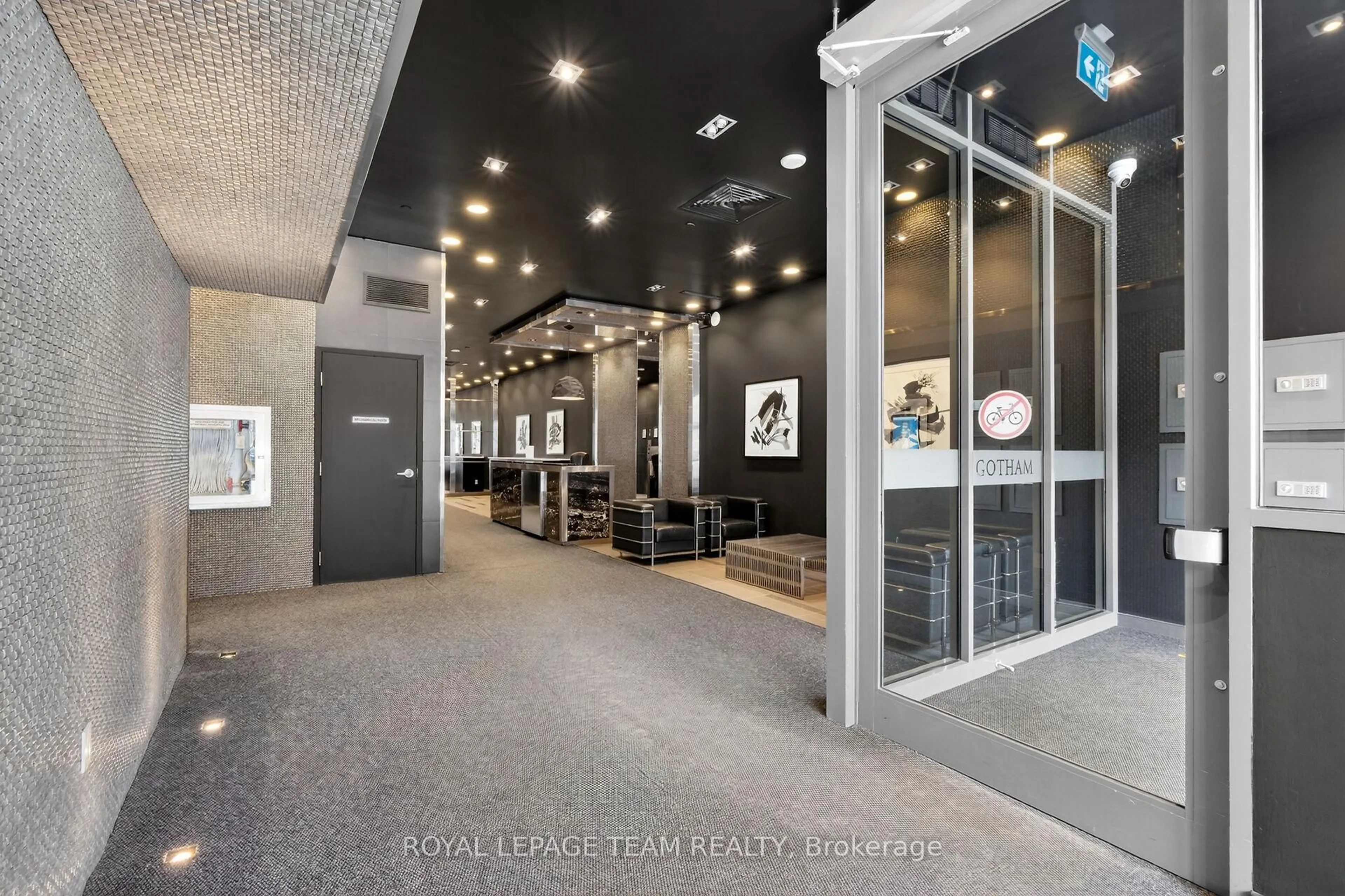 Indoor foyer for 224 Lyon St #307, Ottawa Ontario K1R 5V9