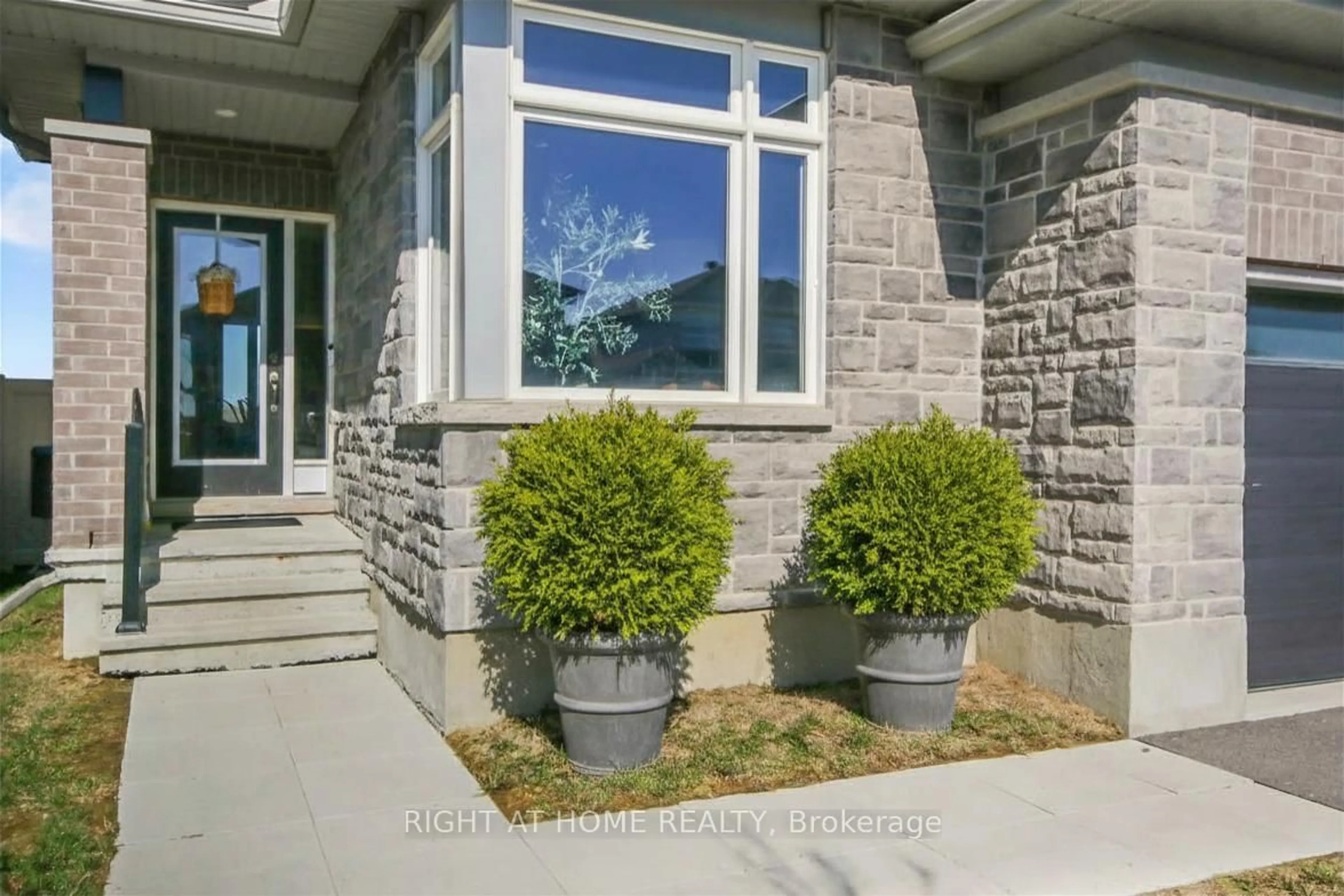 Indoor entryway for 77 Dunlop Rd, Carleton Place Ontario K7C 0L1