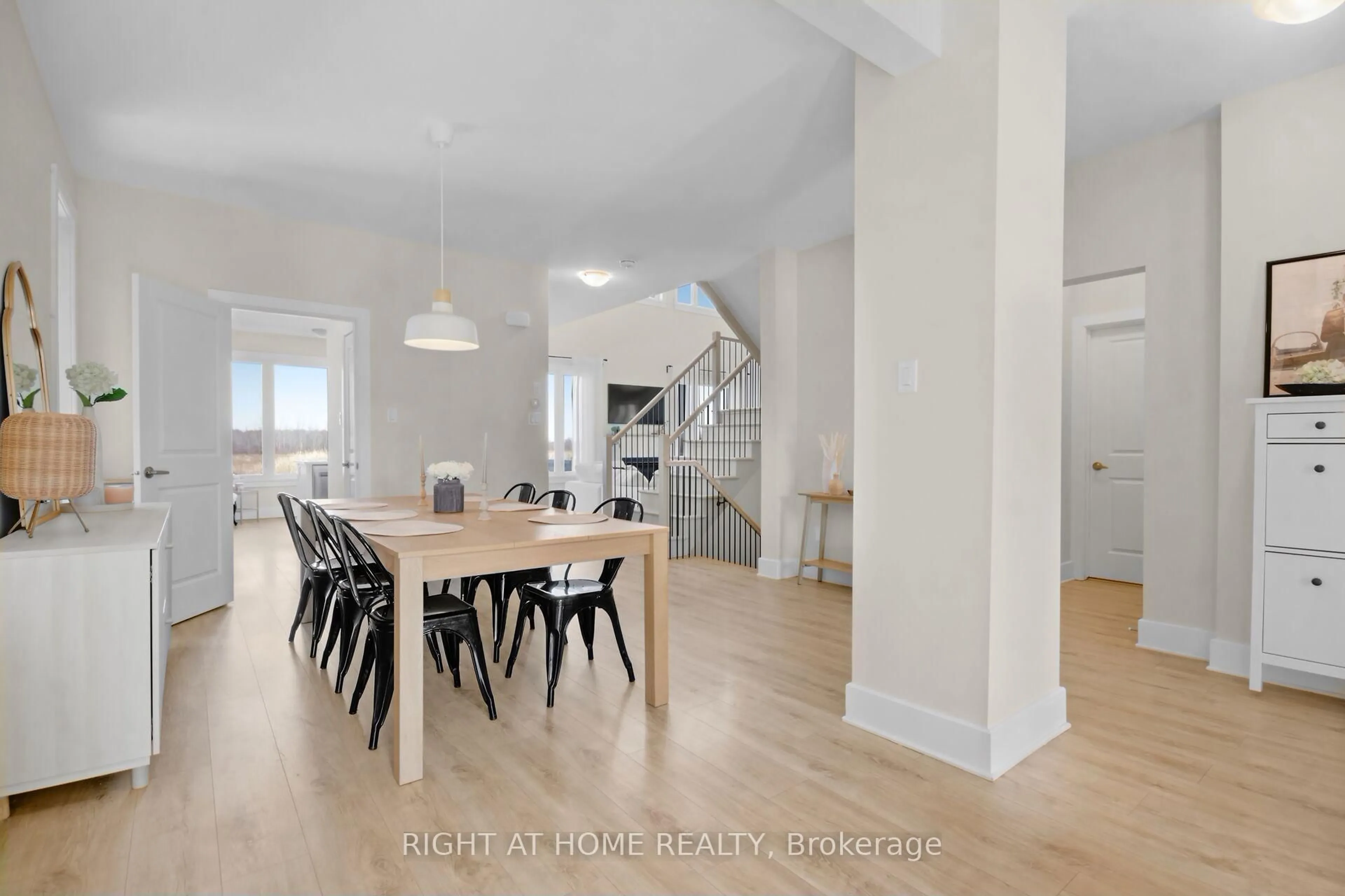 Dining room, wood/laminate floor for 77 Dunlop Rd, Carleton Place Ontario K7C 0L1