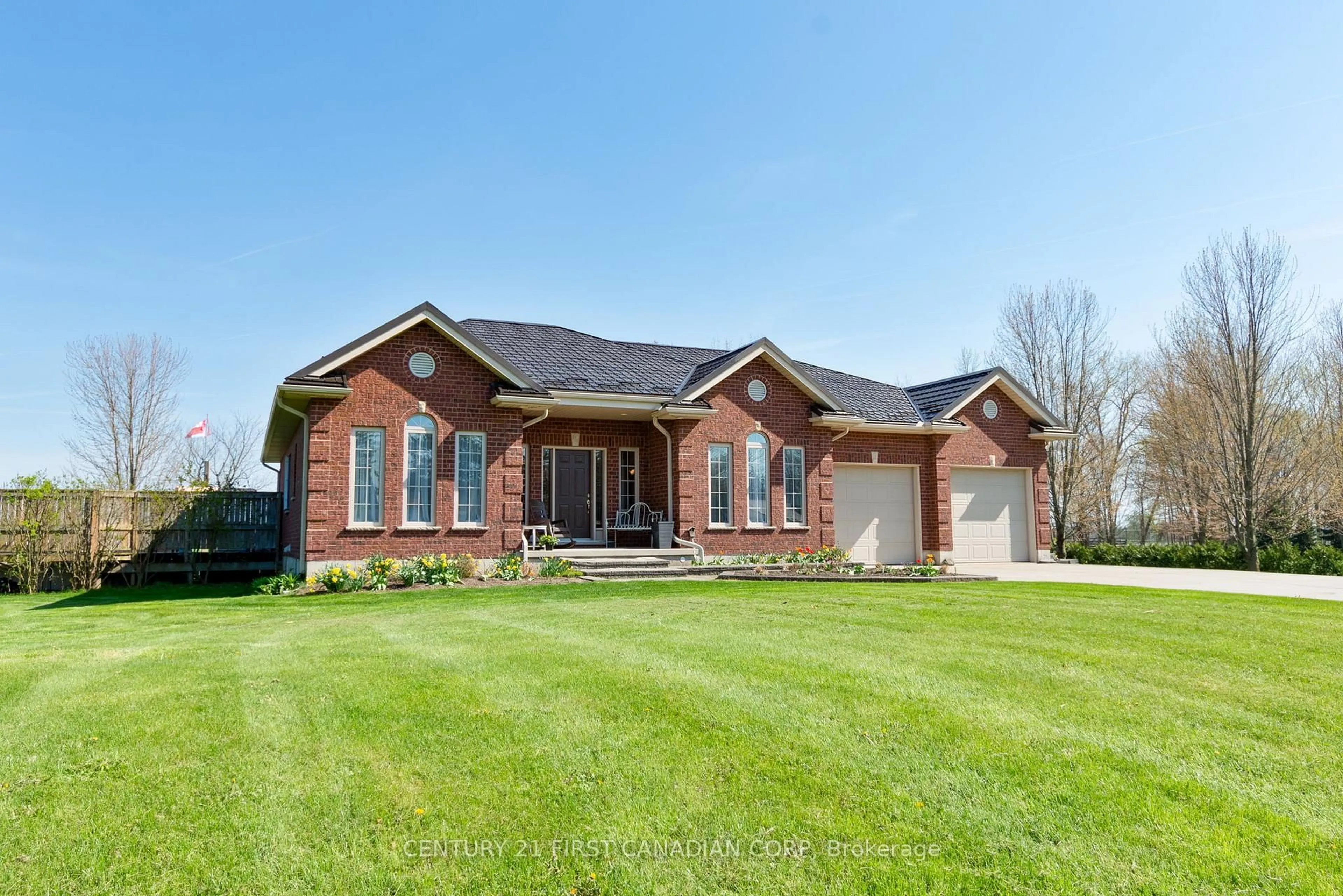 Home with brick exterior material, unknown for 653 Peter St, Strathroy-Caradoc Ontario N0L 1T0