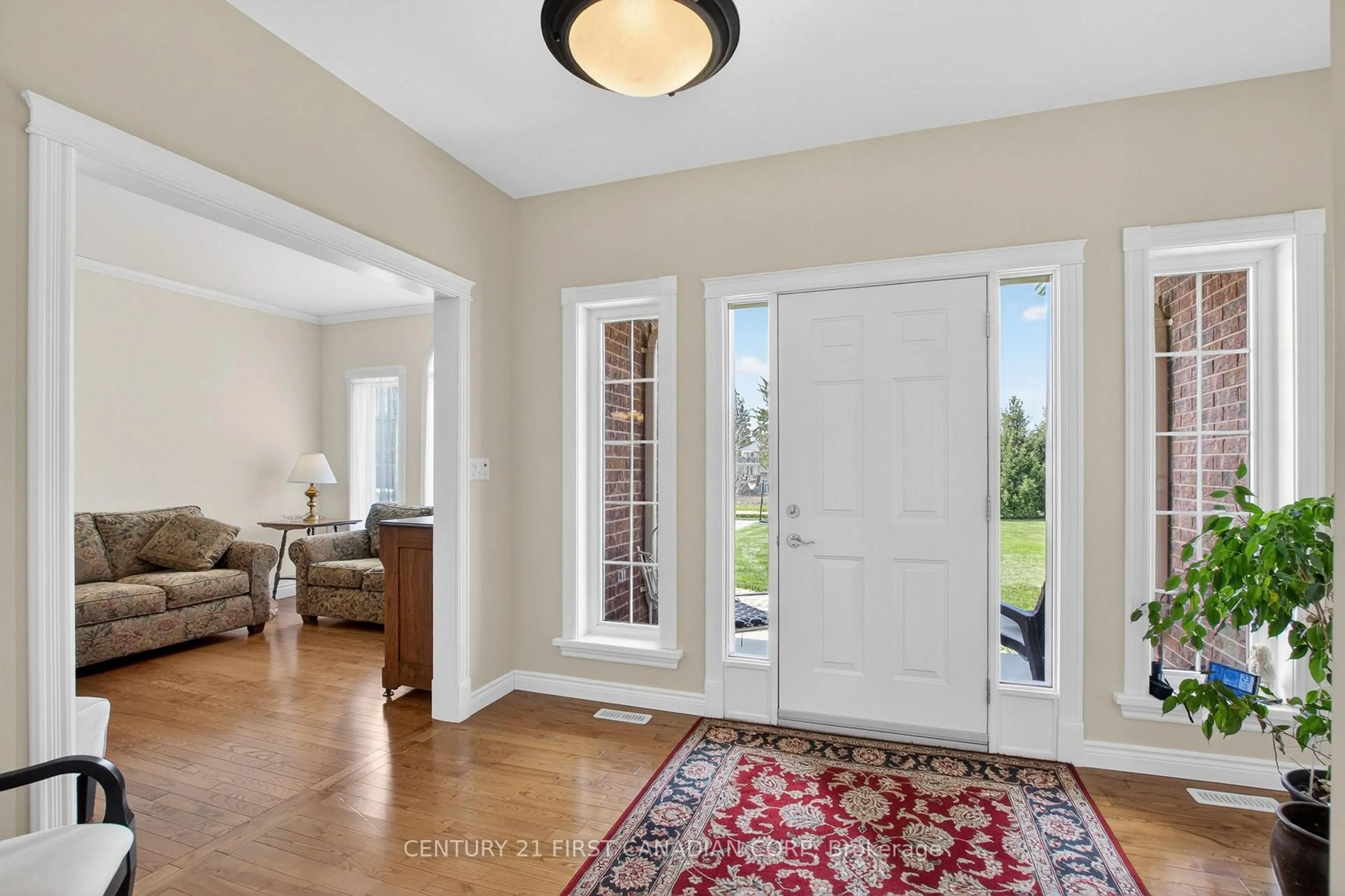 Indoor entryway for 653 Peter St, Strathroy-Caradoc Ontario N0L 1T0