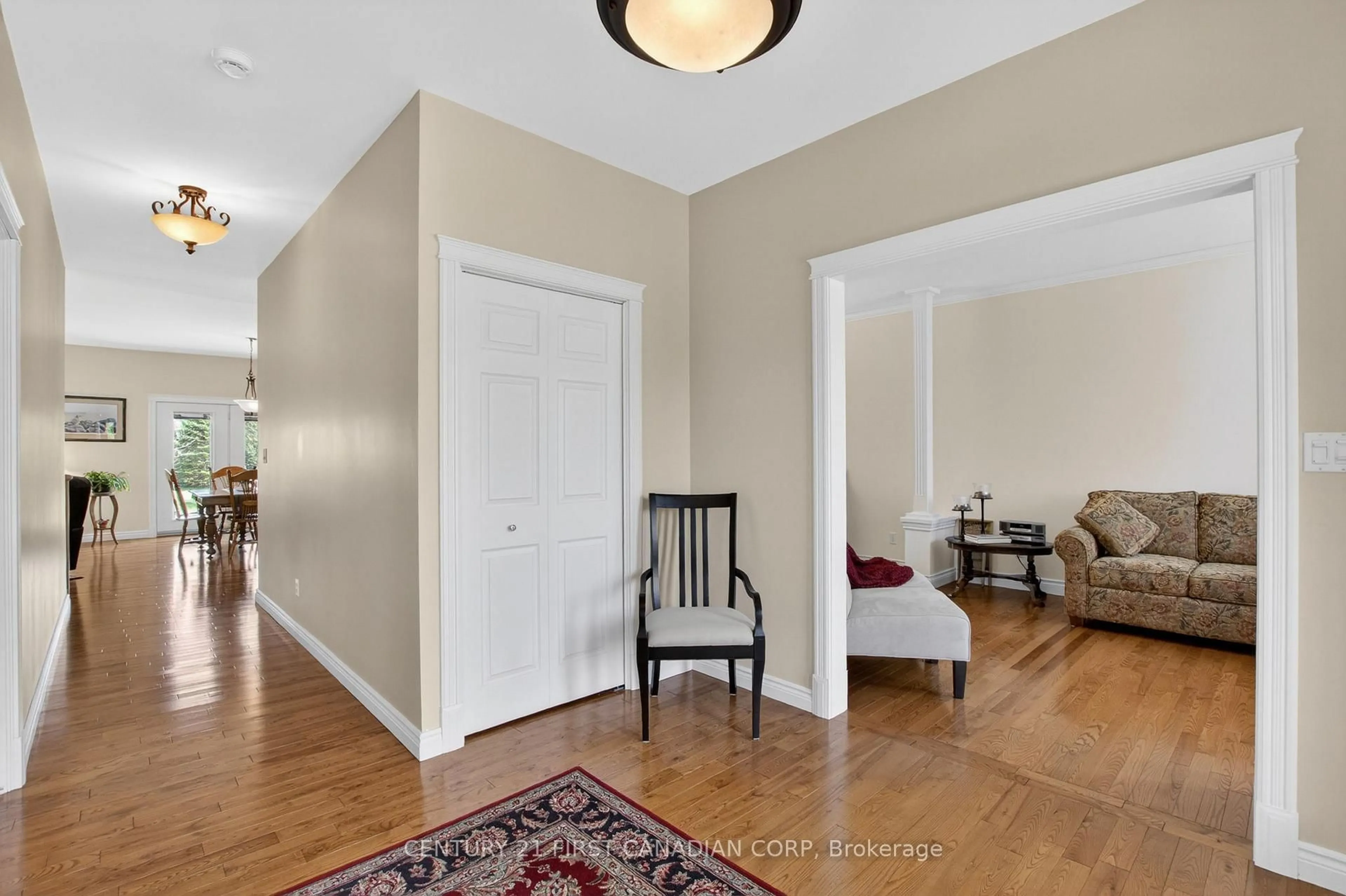 Indoor entryway for 653 Peter St, Strathroy-Caradoc Ontario N0L 1T0