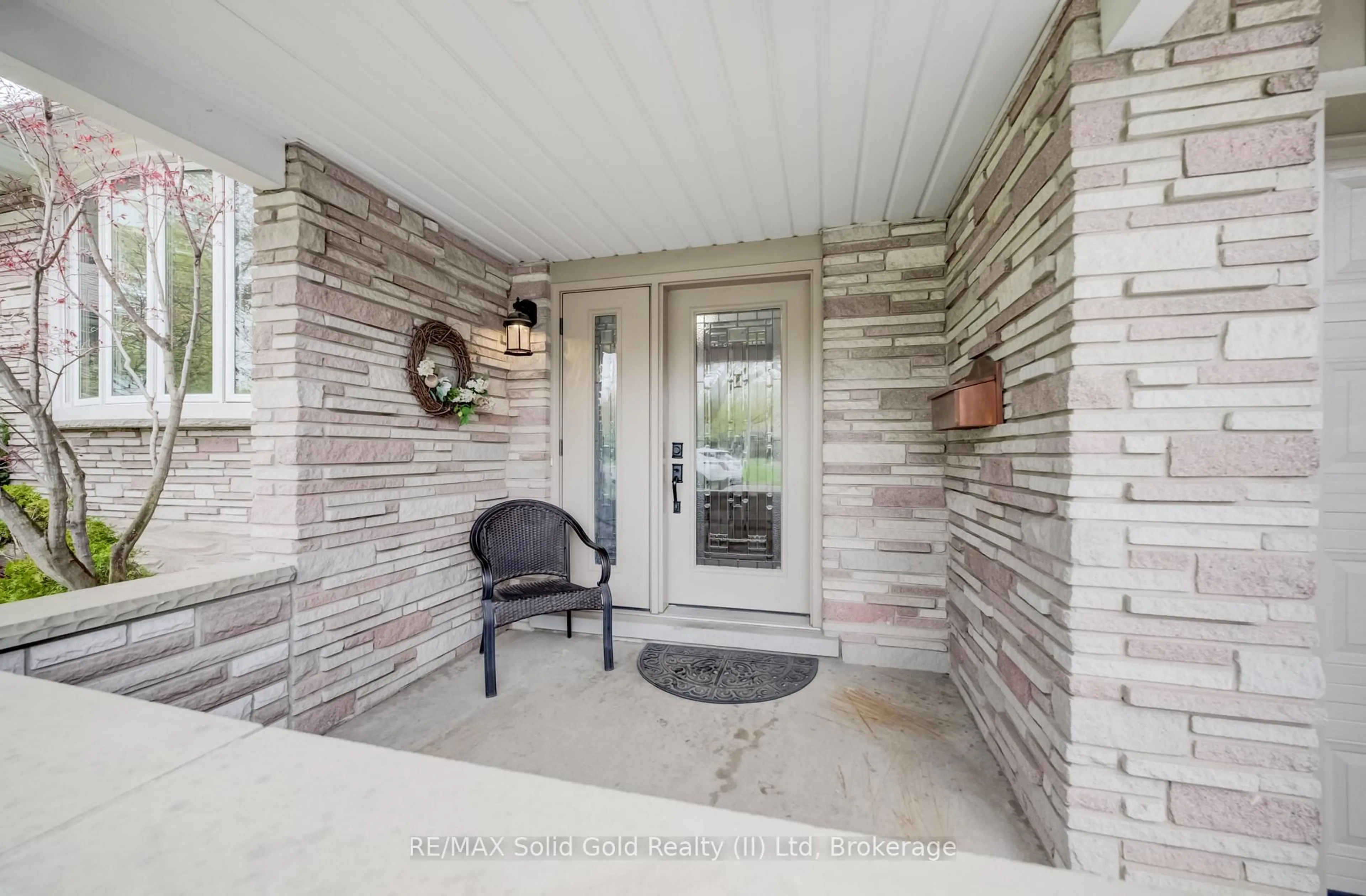 Indoor entryway for 46 Peachwood Crt, Kitchener Ontario N2B 1S6