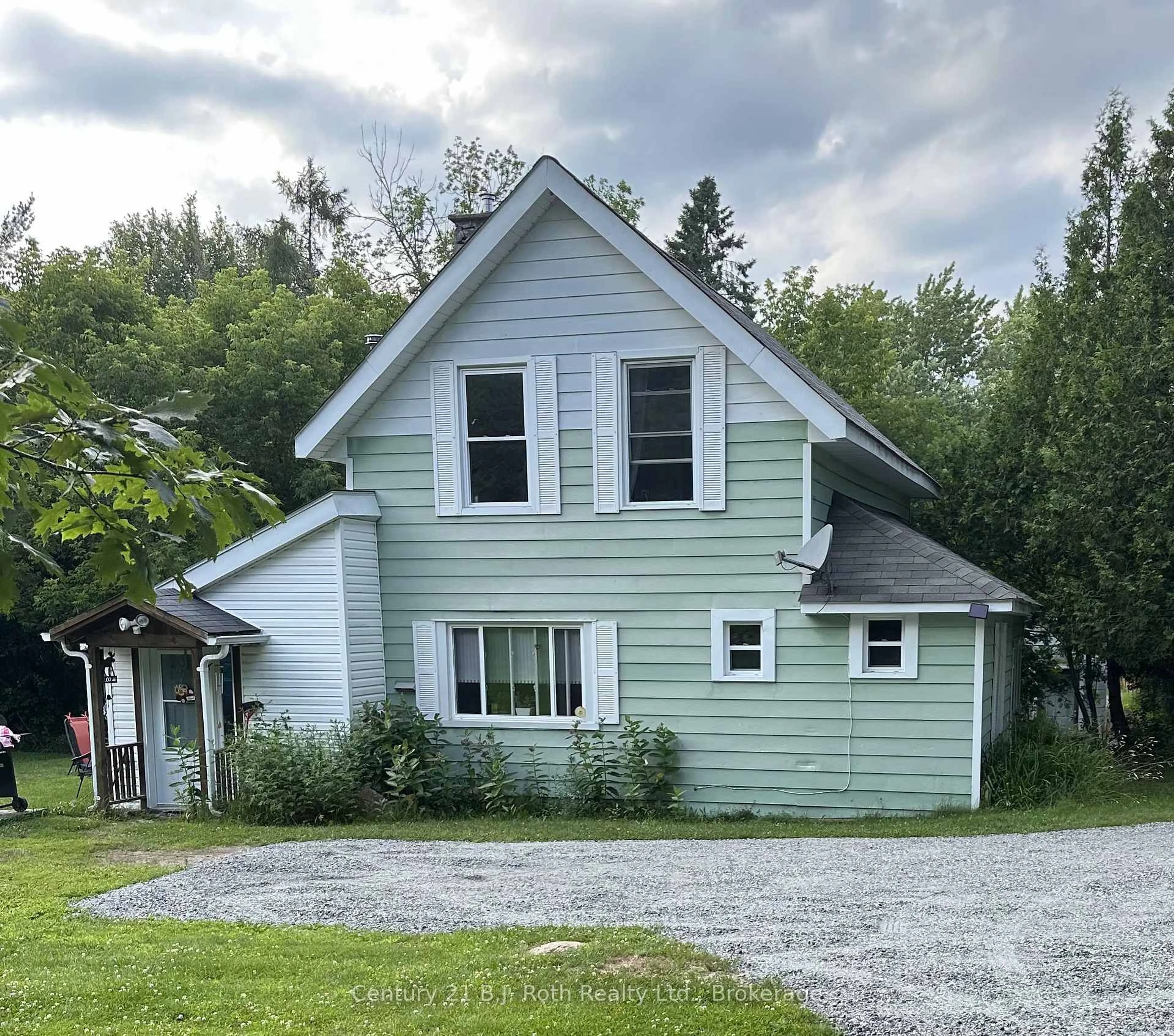 A pic from outside/outdoor area/front of a property/back of a property/a pic from drone, building for 4 STOCKING Lane, Huntsville Ontario P1H 1V4
