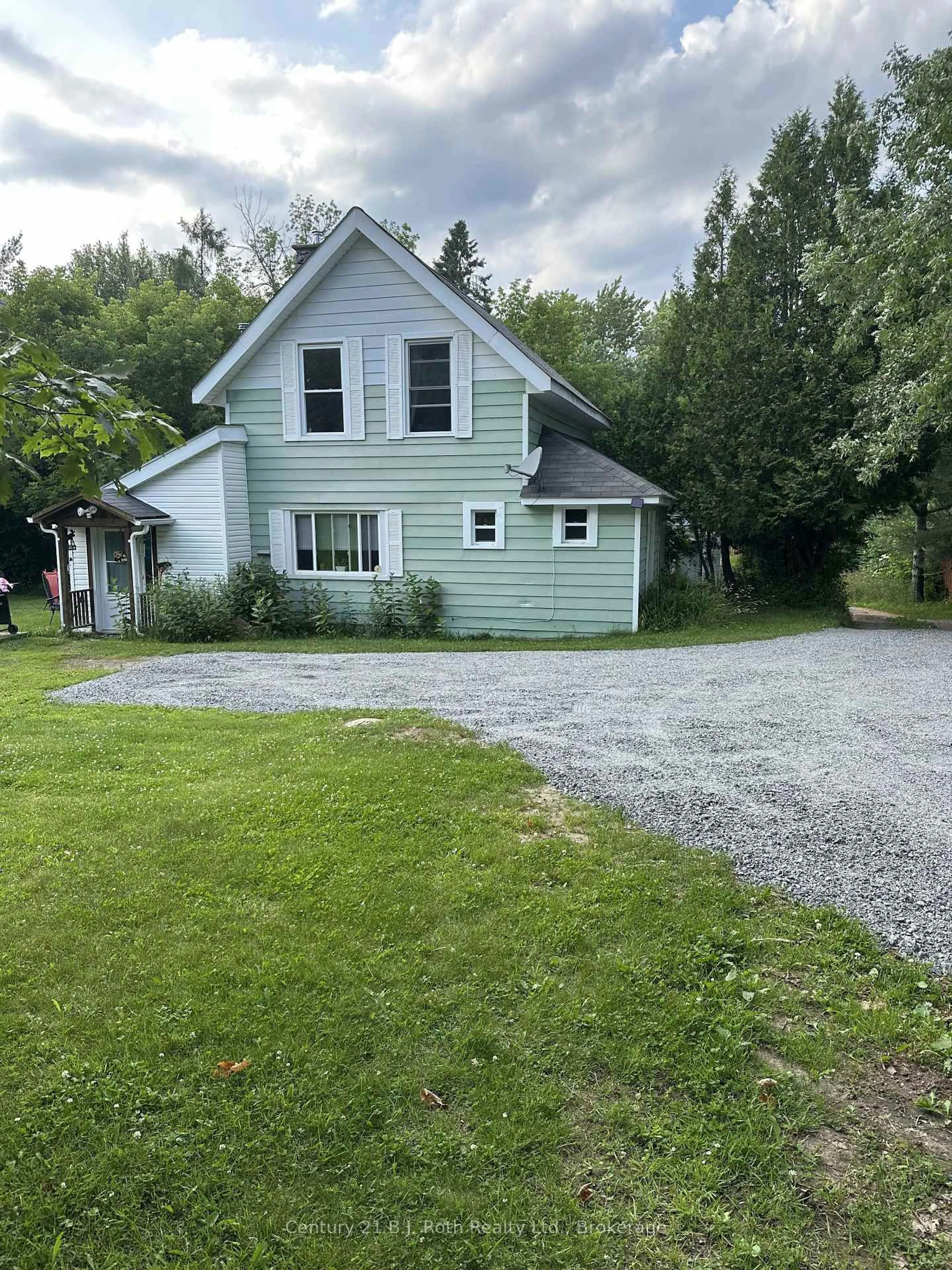 A pic from outside/outdoor area/front of a property/back of a property/a pic from drone, street for 4 STOCKING Lane, Huntsville Ontario P1H 1V4