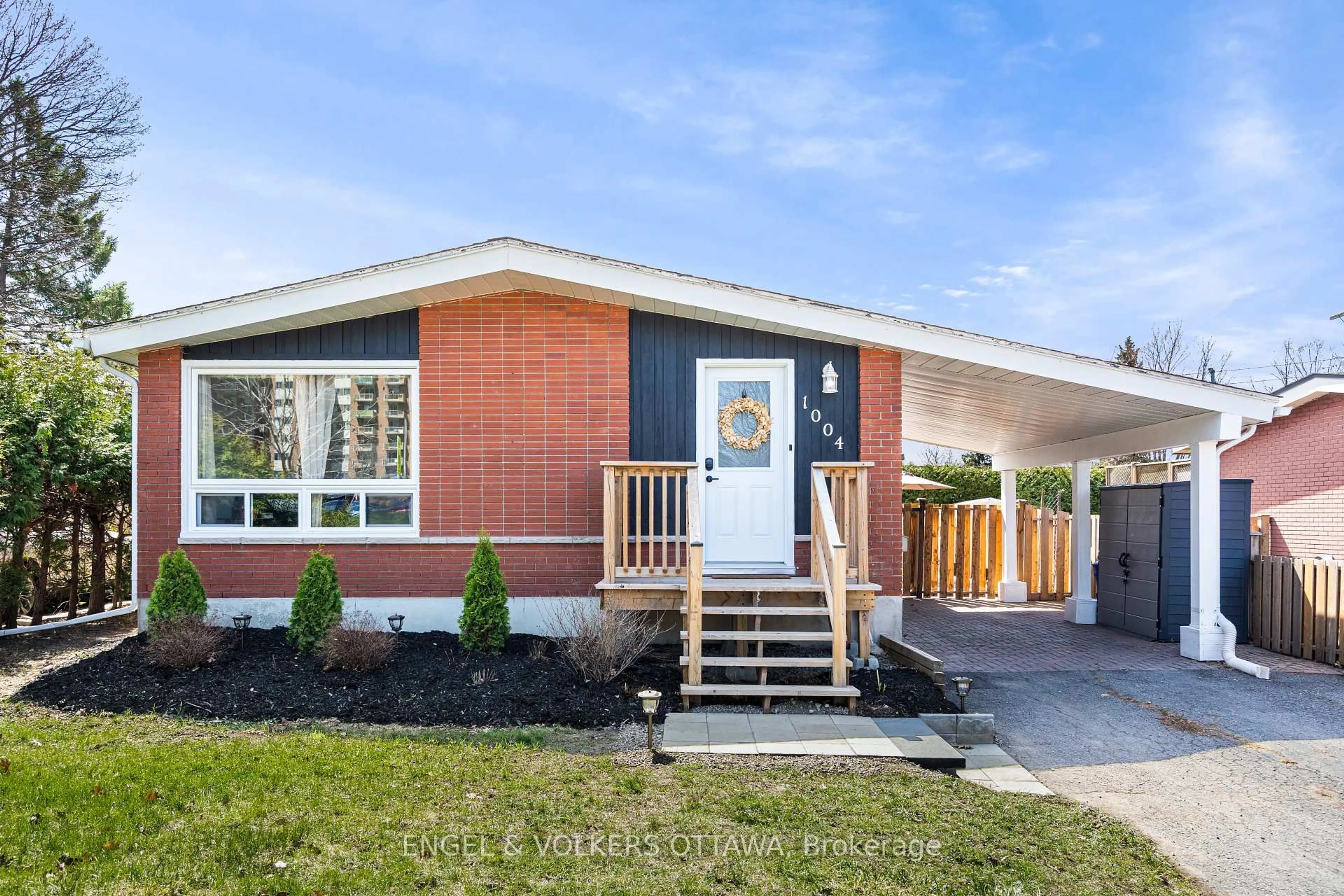 Home with vinyl exterior material, street for 1004 PLEASANT PARK Rd, Ottawa Ontario K1G 2A1