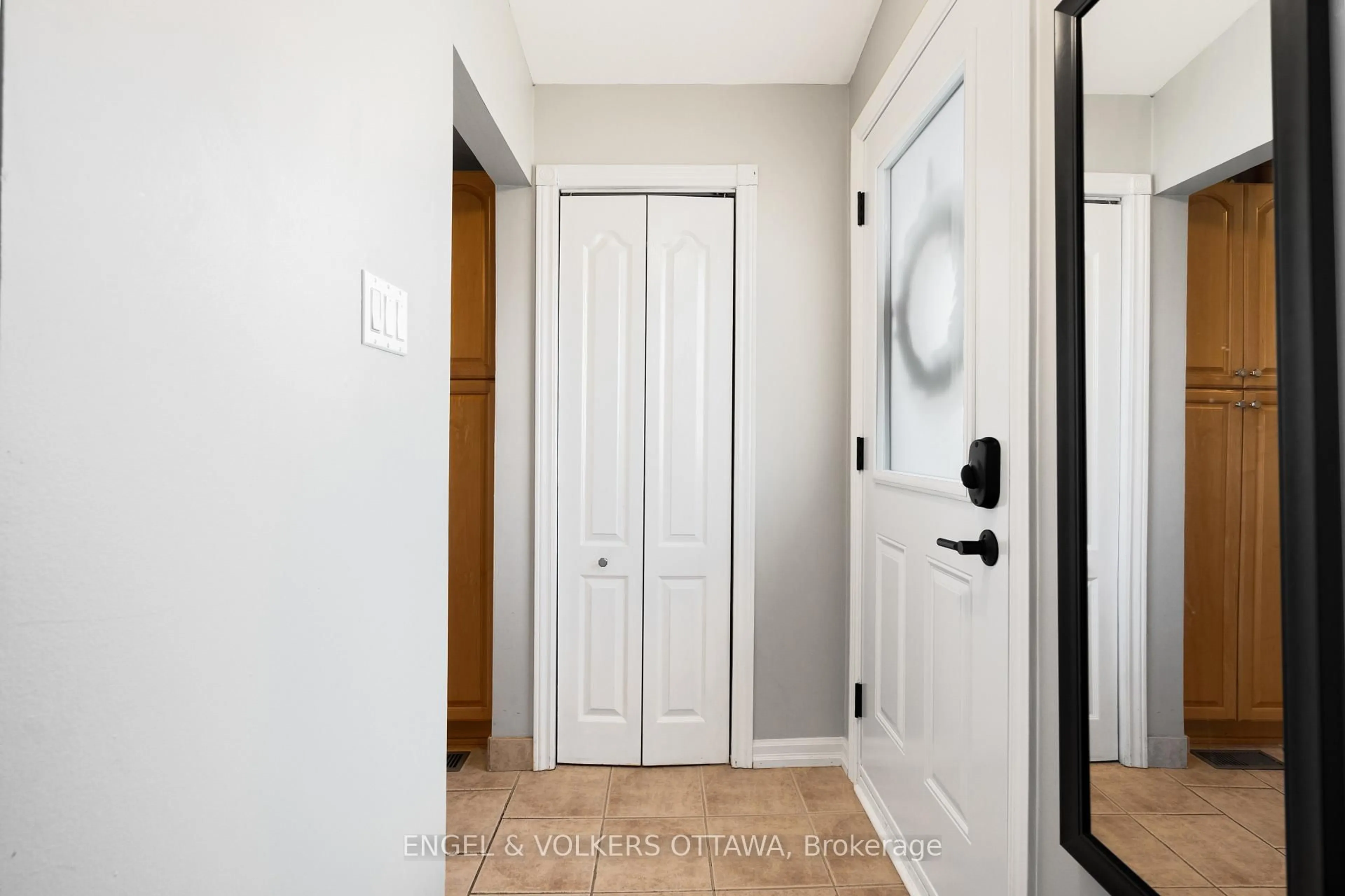 Indoor entryway for 1004 PLEASANT PARK Rd, Ottawa Ontario K1G 2A1