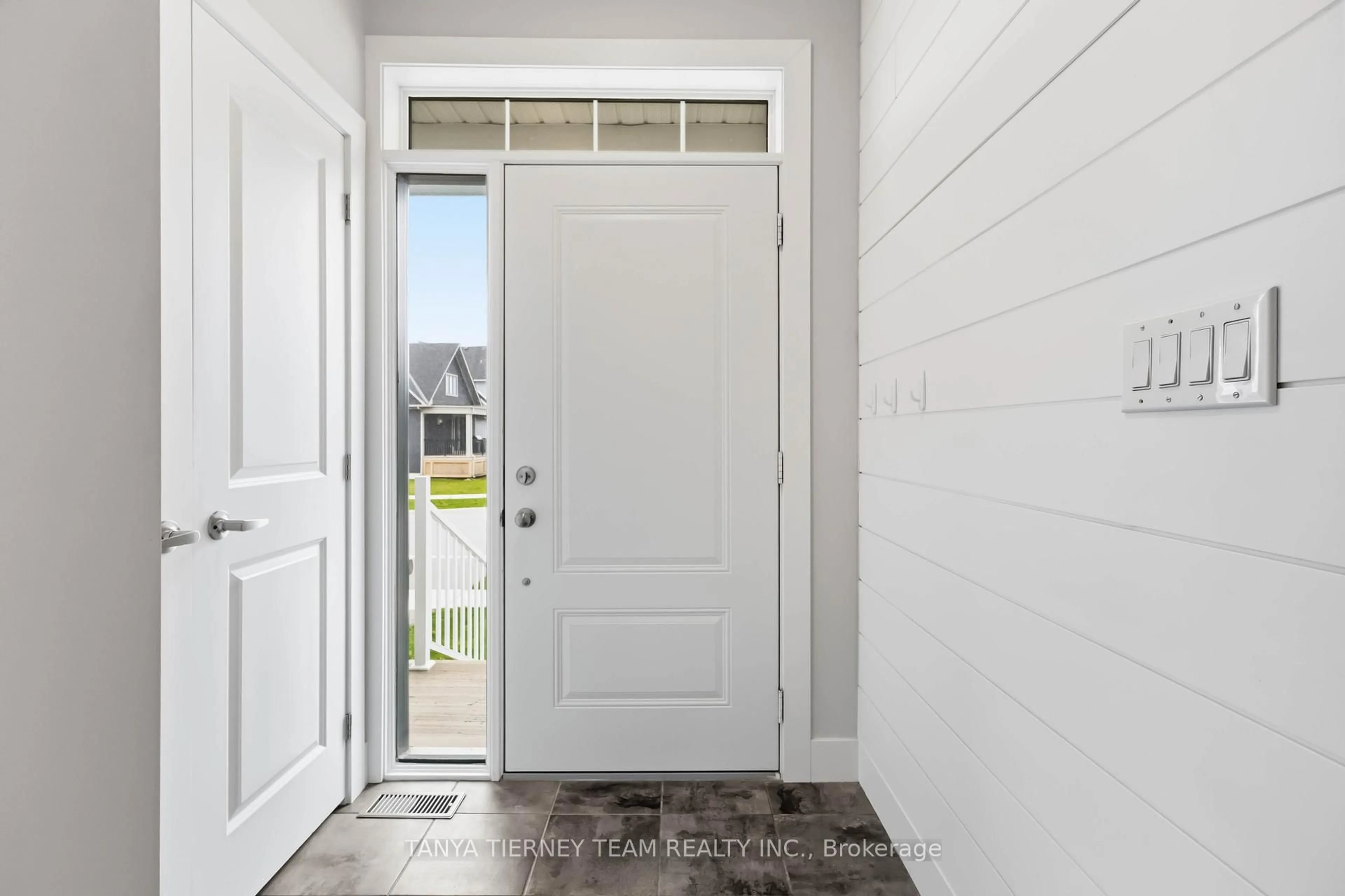Indoor entryway for 106 Sycamore St, Blue Mountains Ontario L9Y 4E2