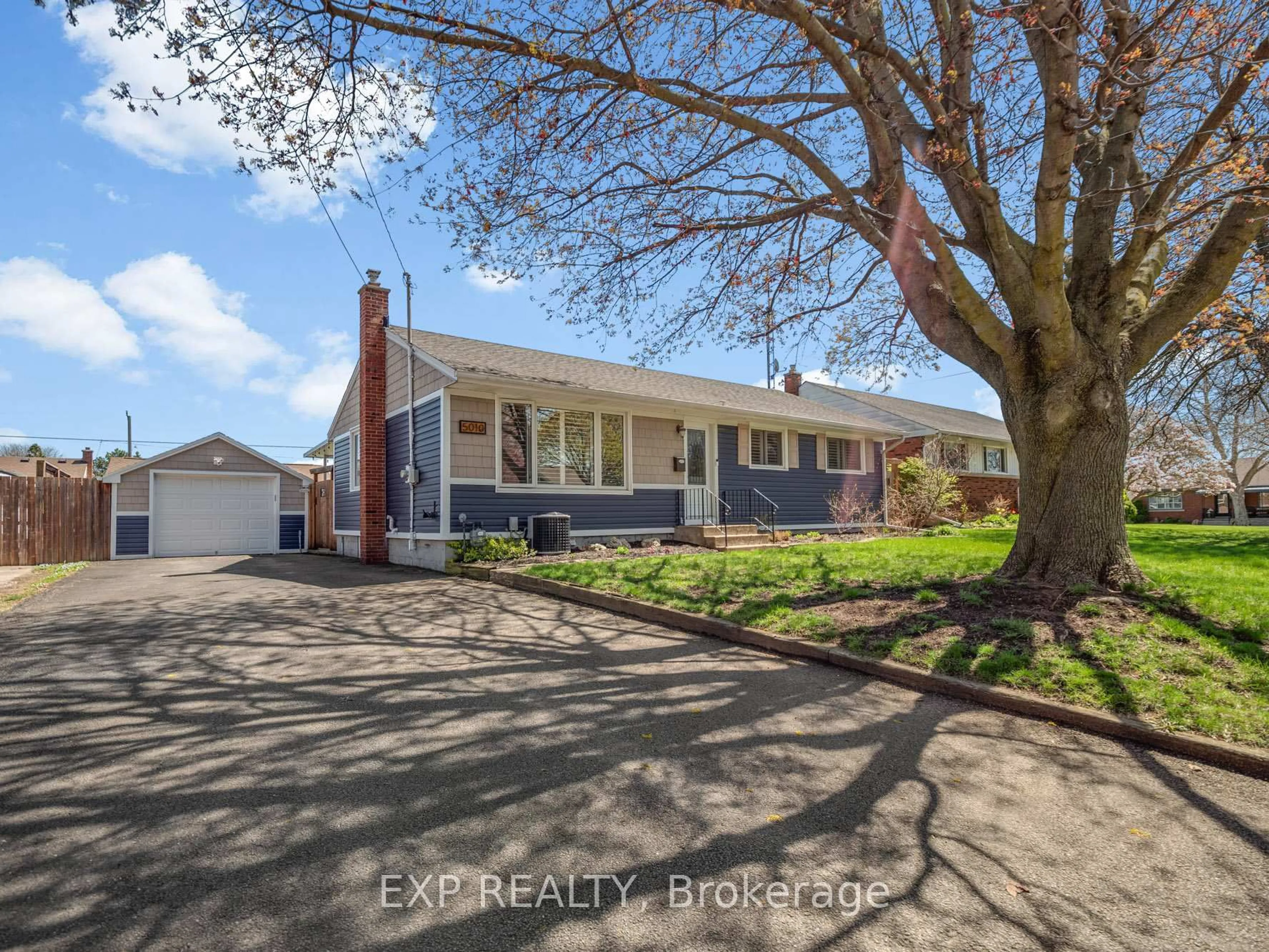 A pic from outside/outdoor area/front of a property/back of a property/a pic from drone, street for 5010 David Ave, Niagara Falls Ontario L2E 5C8