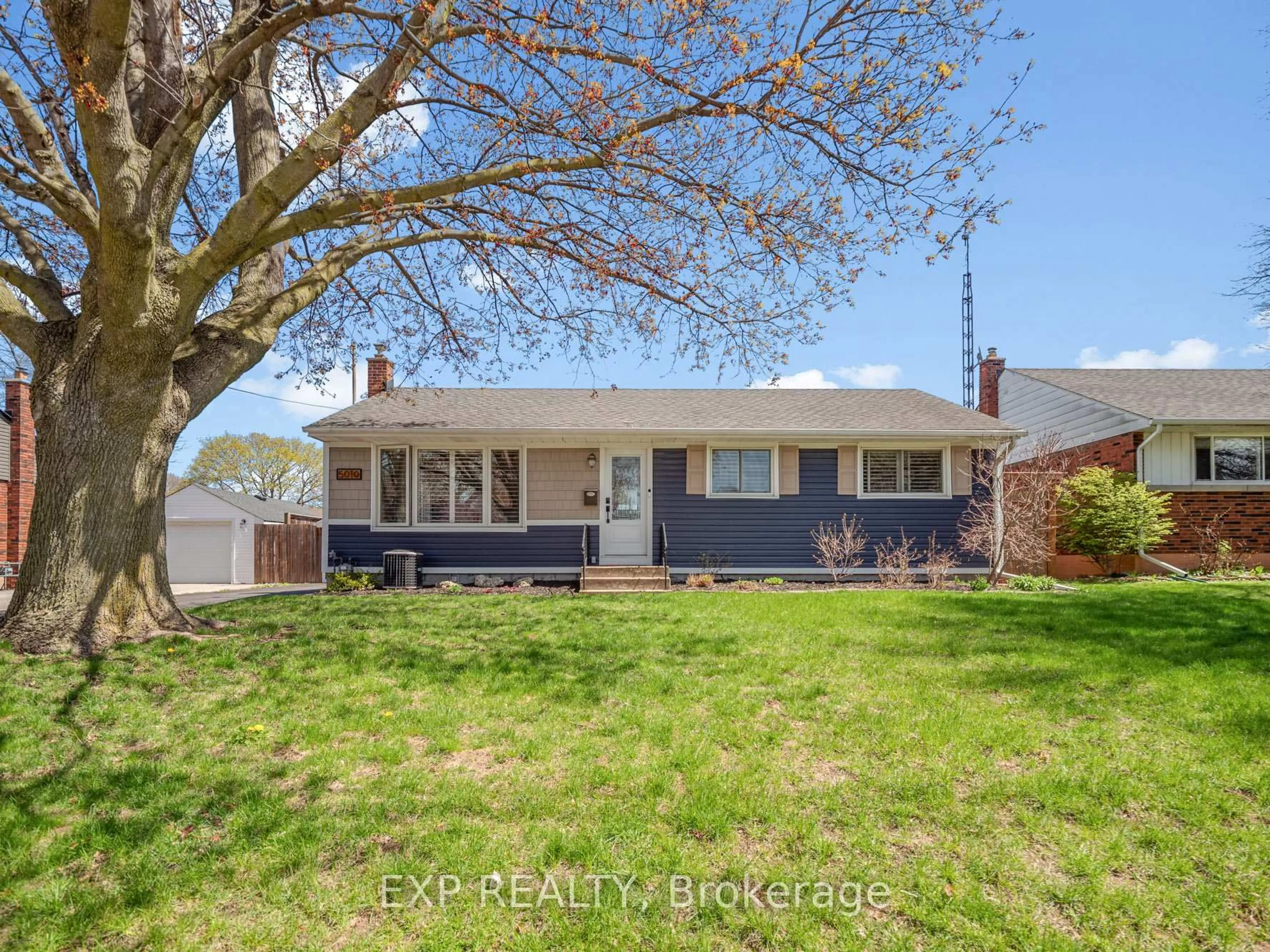 Home with vinyl exterior material, street for 5010 David Ave, Niagara Falls Ontario L2E 5C8