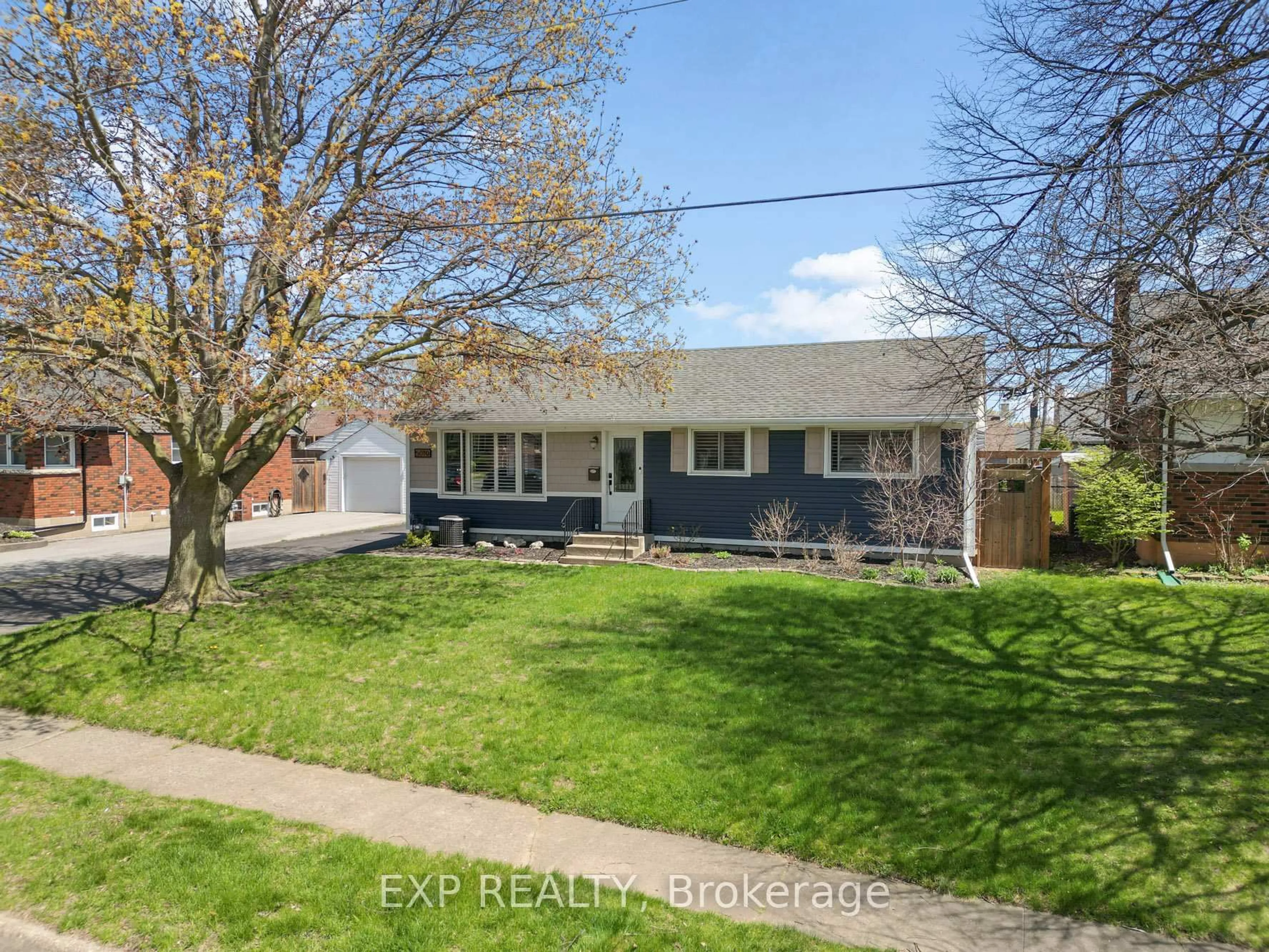 A pic from outside/outdoor area/front of a property/back of a property/a pic from drone, street for 5010 David Ave, Niagara Falls Ontario L2E 5C8