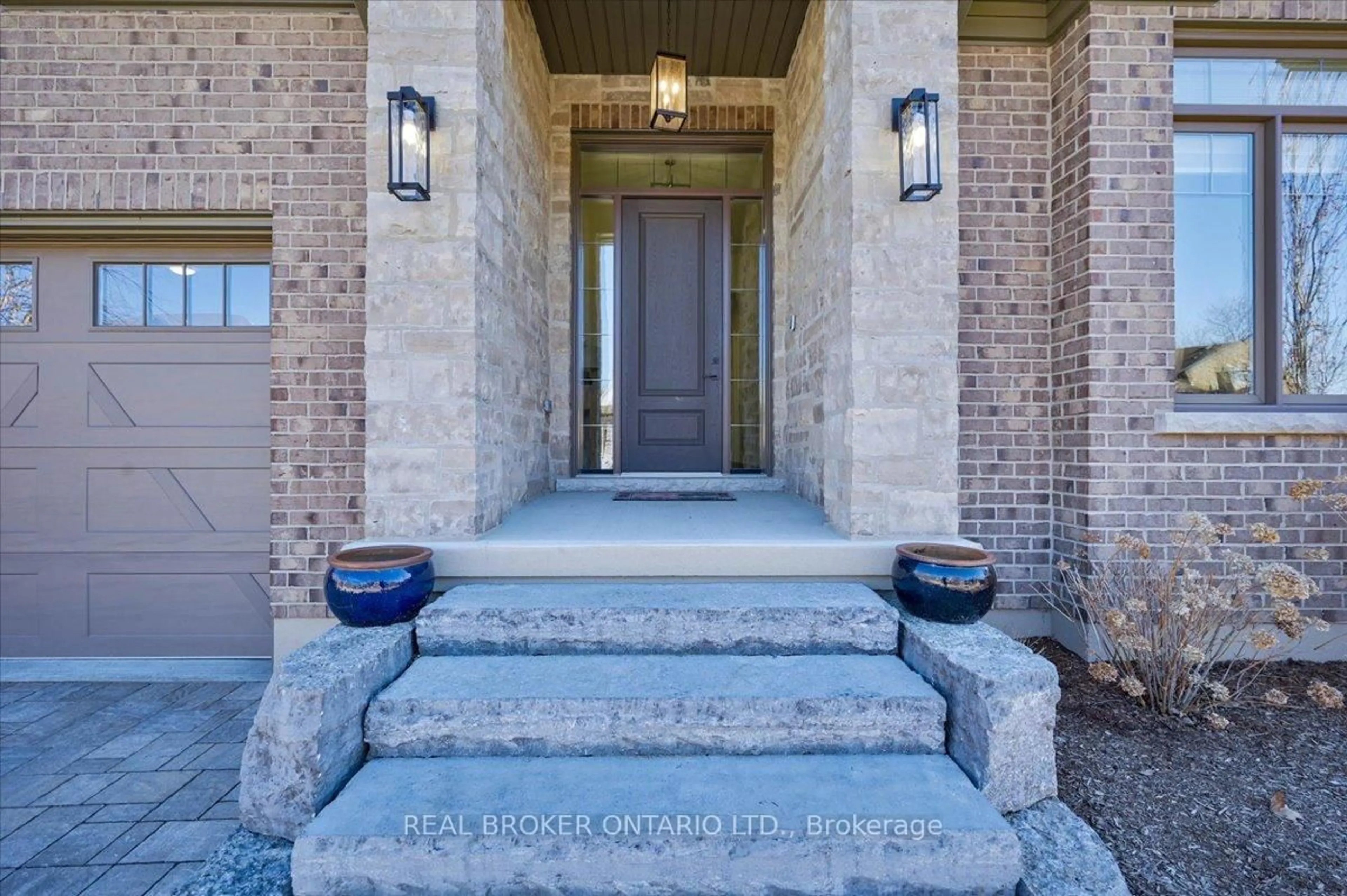 Indoor entryway for 15 LANGTON Dr, Kitchener Ontario N2P 2X9