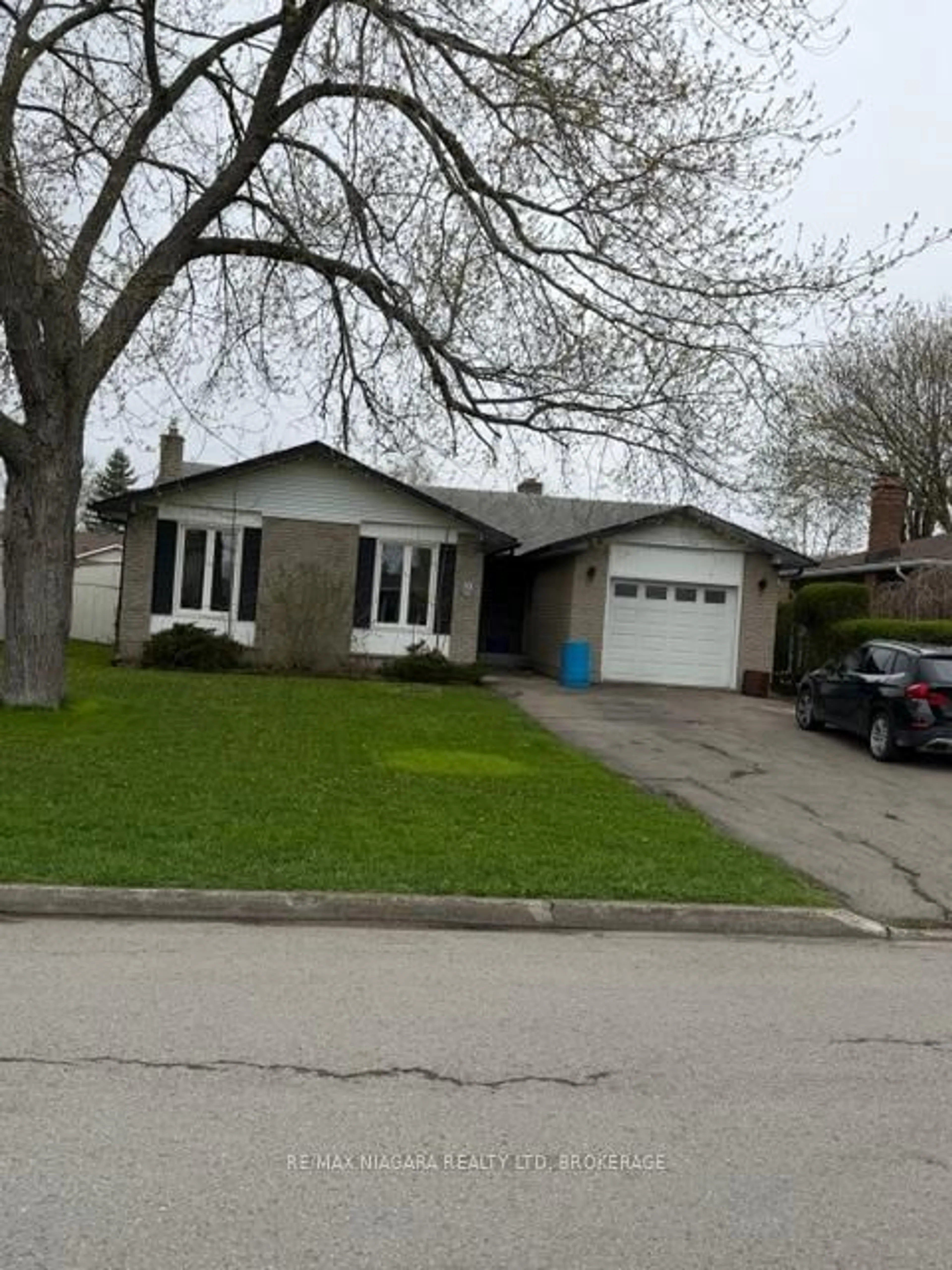 Home with vinyl exterior material, street for 10 DONLEA Rd, Port Colborne Ontario L3K 4W9