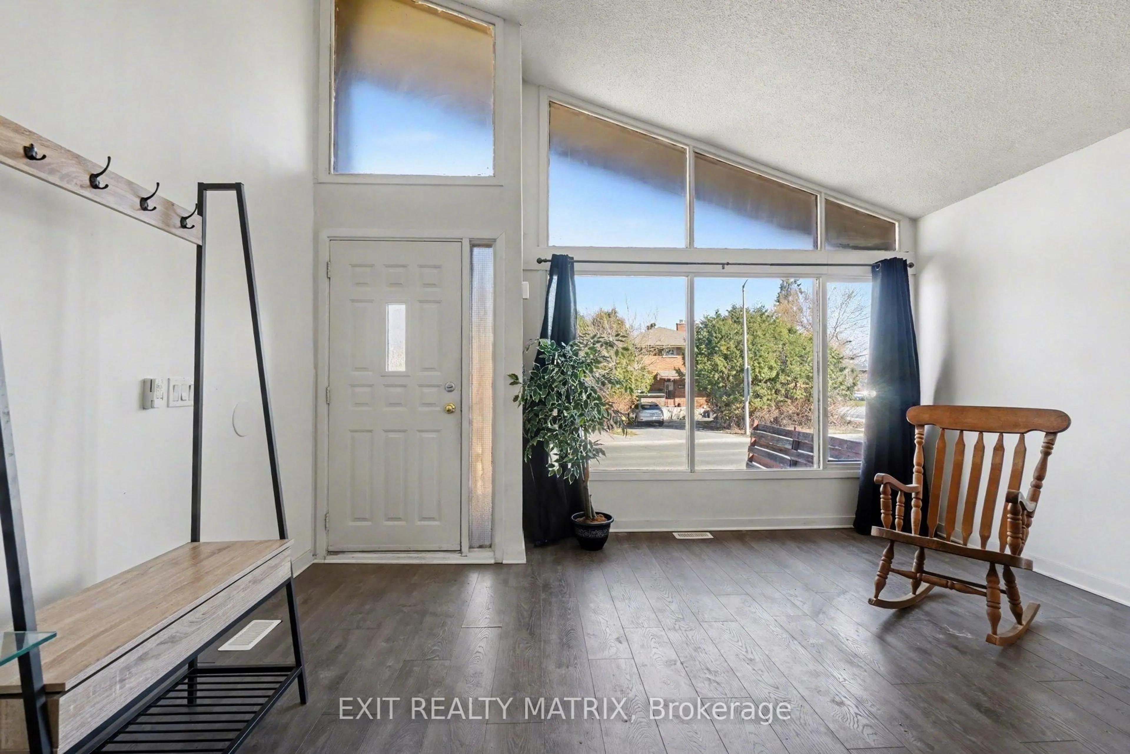 Indoor entryway for 1864 Lenester Ave, Ottawa Ontario K2A 3W8